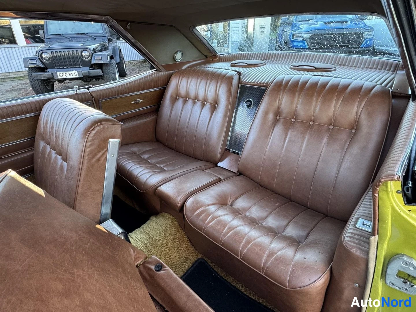 Vihreä Buick Riviera 1965, takaistuimet, kuva 13