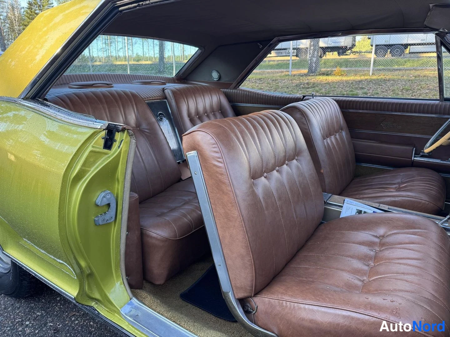 Vihreä Buick Riviera 1965, takaistuimet, kuva 14