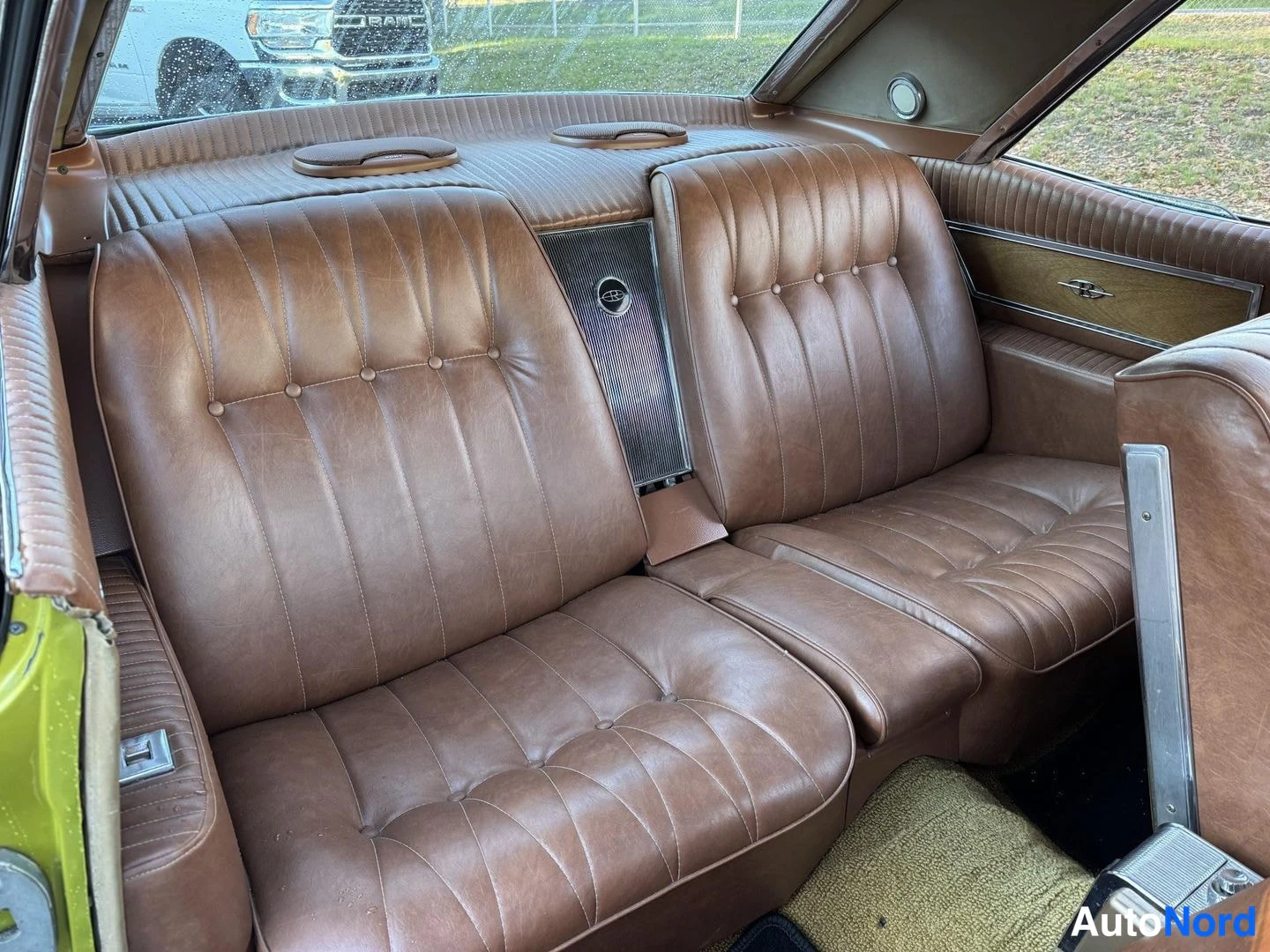Vihreä Buick Riviera 1965, takaistuimet, kuva 15