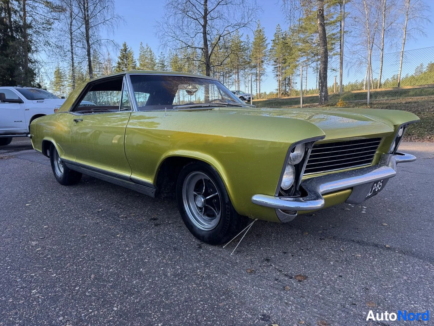 Vihreä Buick Riviera 1965, etuviisto, keula oikealle, kuva 2