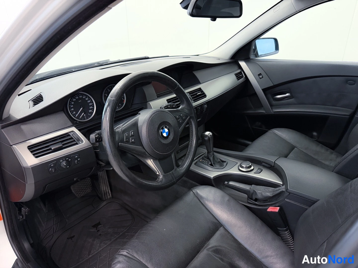 Hopea BMW 525i xDrive 2006, ohjaamo, kuva 8