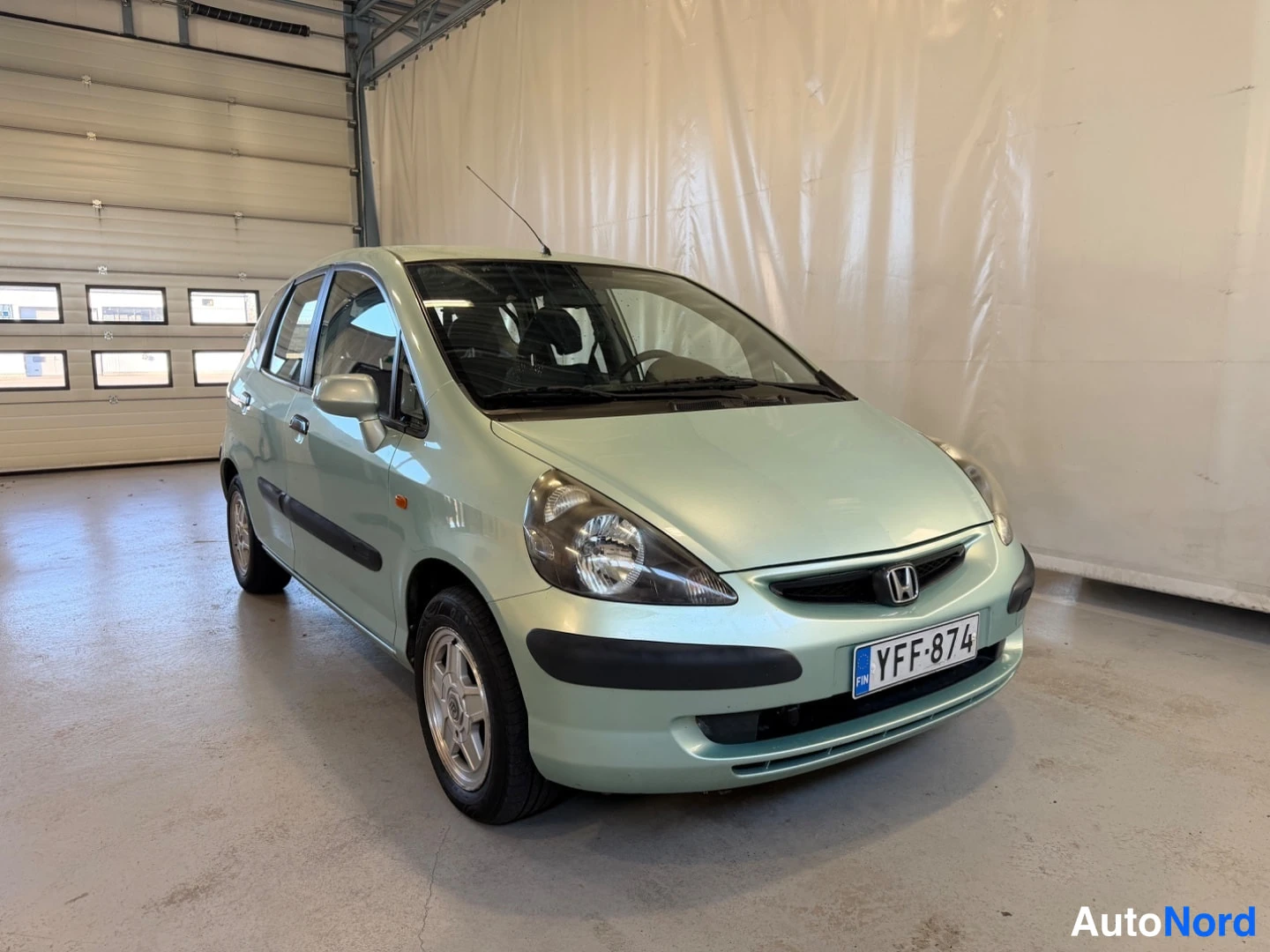 Vihreä Honda Jazz 2003, etuviisto, keula oikealle, kuva 2