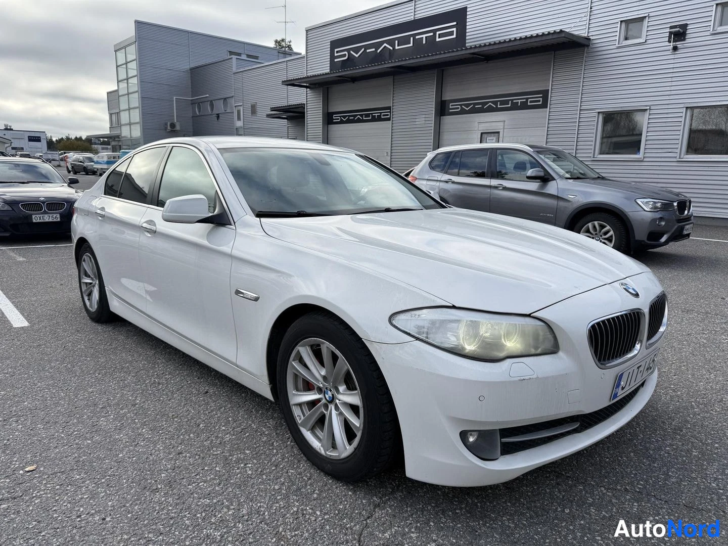Valkoinen BMW 520d 2012, etuviisto, keula oikealle, kuva 2
