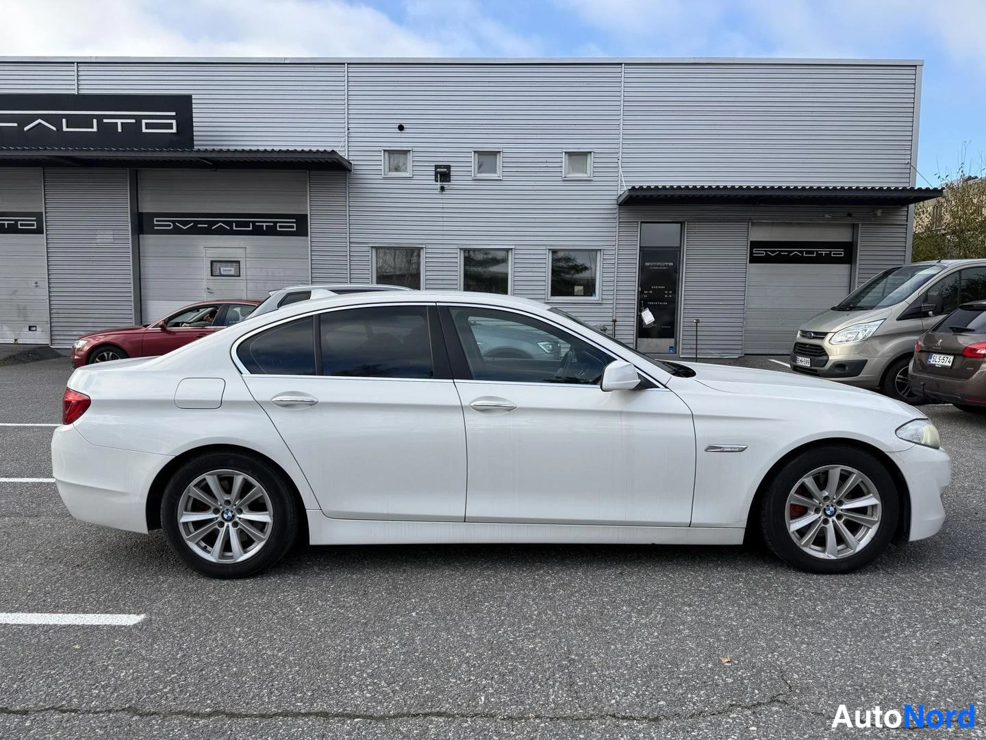 Valkoinen BMW 520d 2012, sivulta, kuva 5