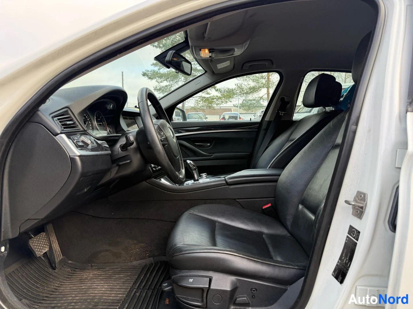 Valkoinen BMW 520d 2012, etuistuimet, kuva 12