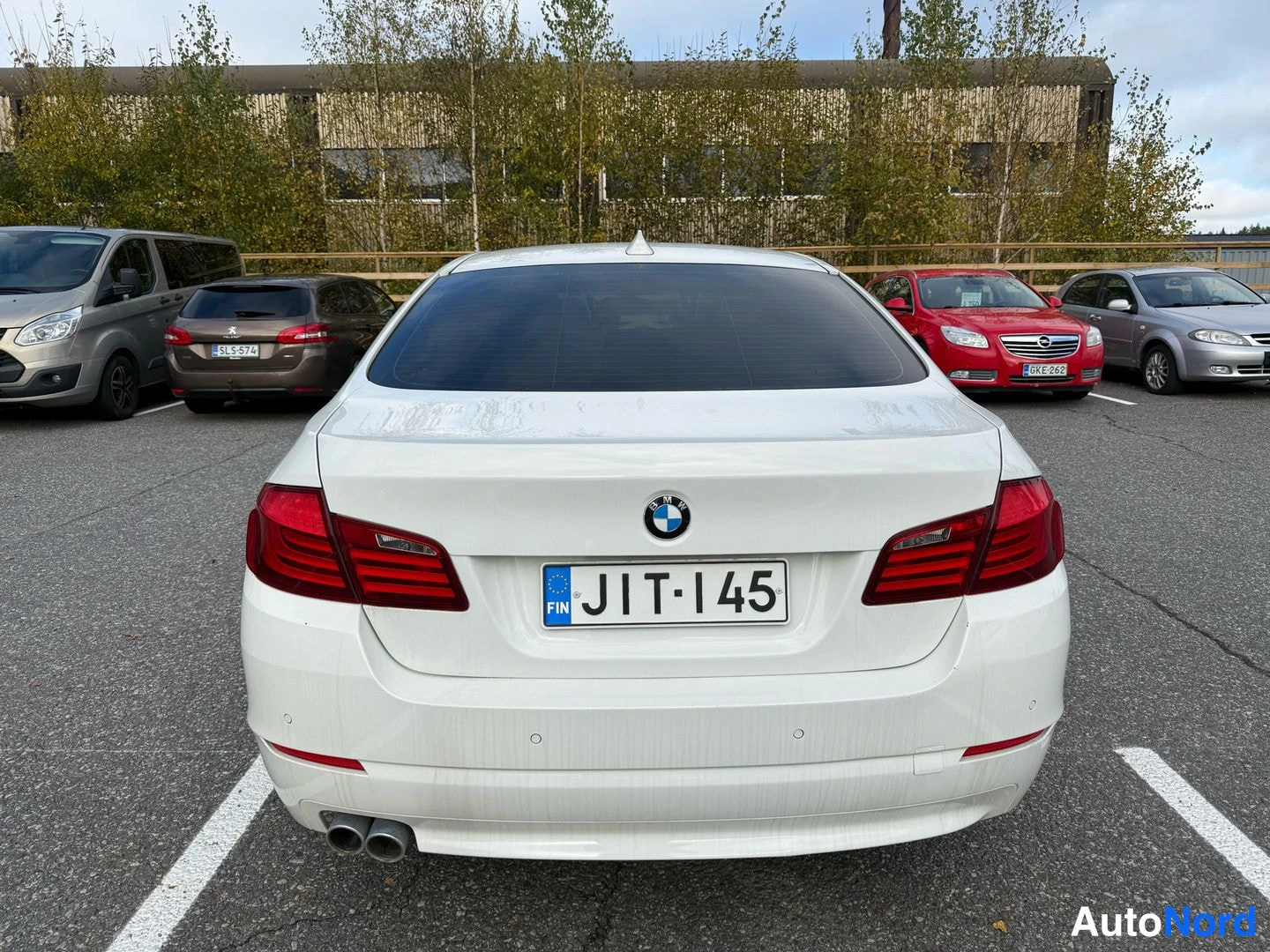 Valkoinen BMW 520d 2012, takaa, kuva 8