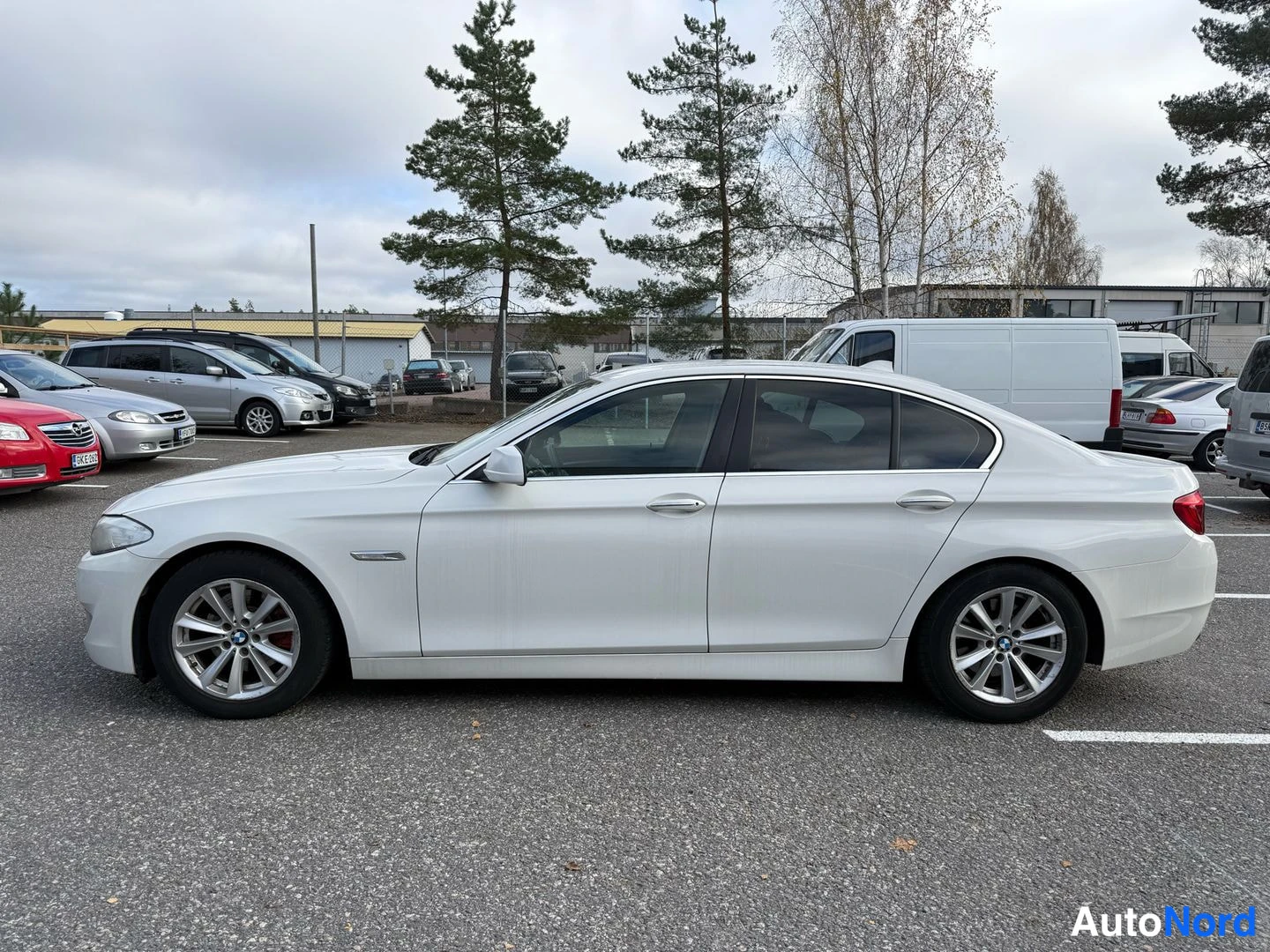 Valkoinen BMW 520d 2012, sivulta, kuva 4