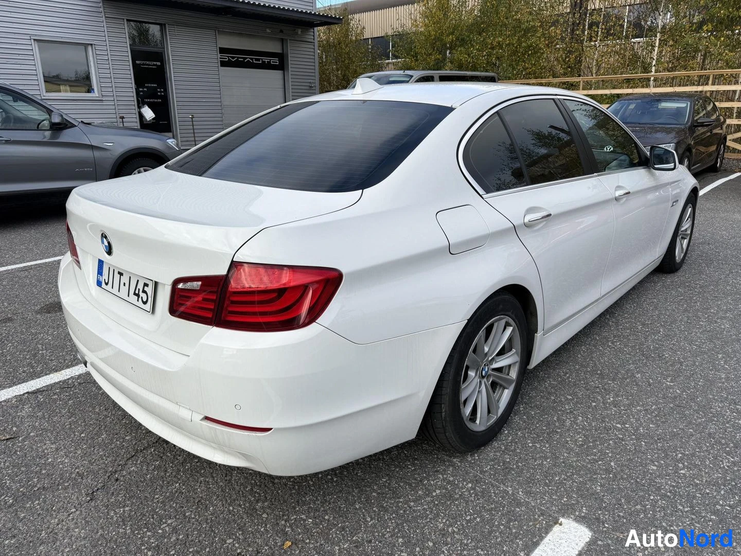 Valkoinen BMW 520d 2012, takaviisto, kuva 6
