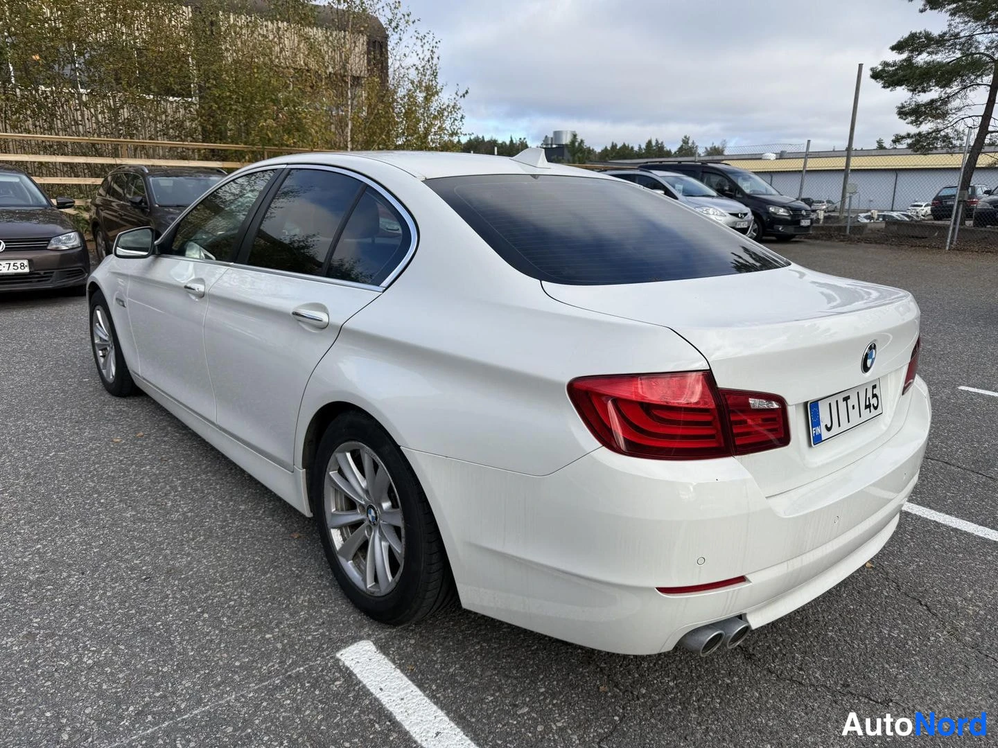 Valkoinen BMW 520d 2012, takaviisto, kuva 7