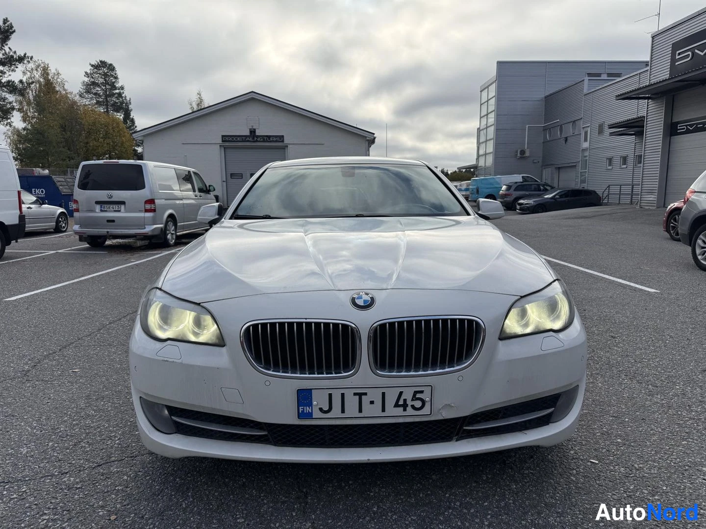 Valkoinen BMW 520d 2012, edestä, kuva 3