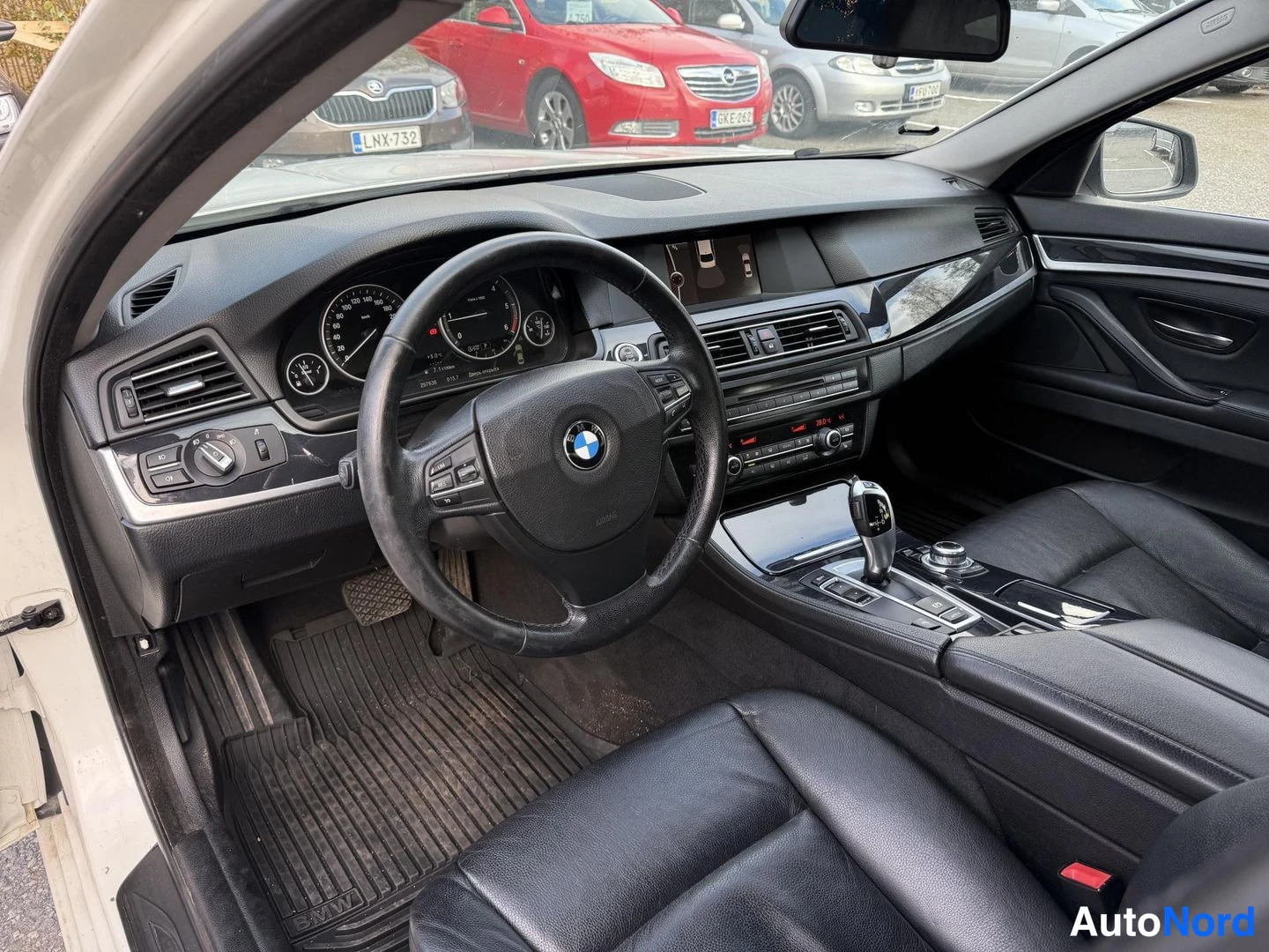 Valkoinen BMW 520d 2012, ohjaamo, kuva 9