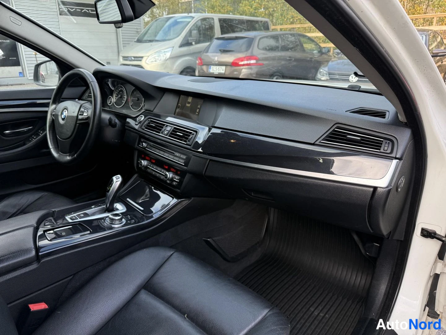 Valkoinen BMW 520d 2012, ohjaamo, kuva 10
