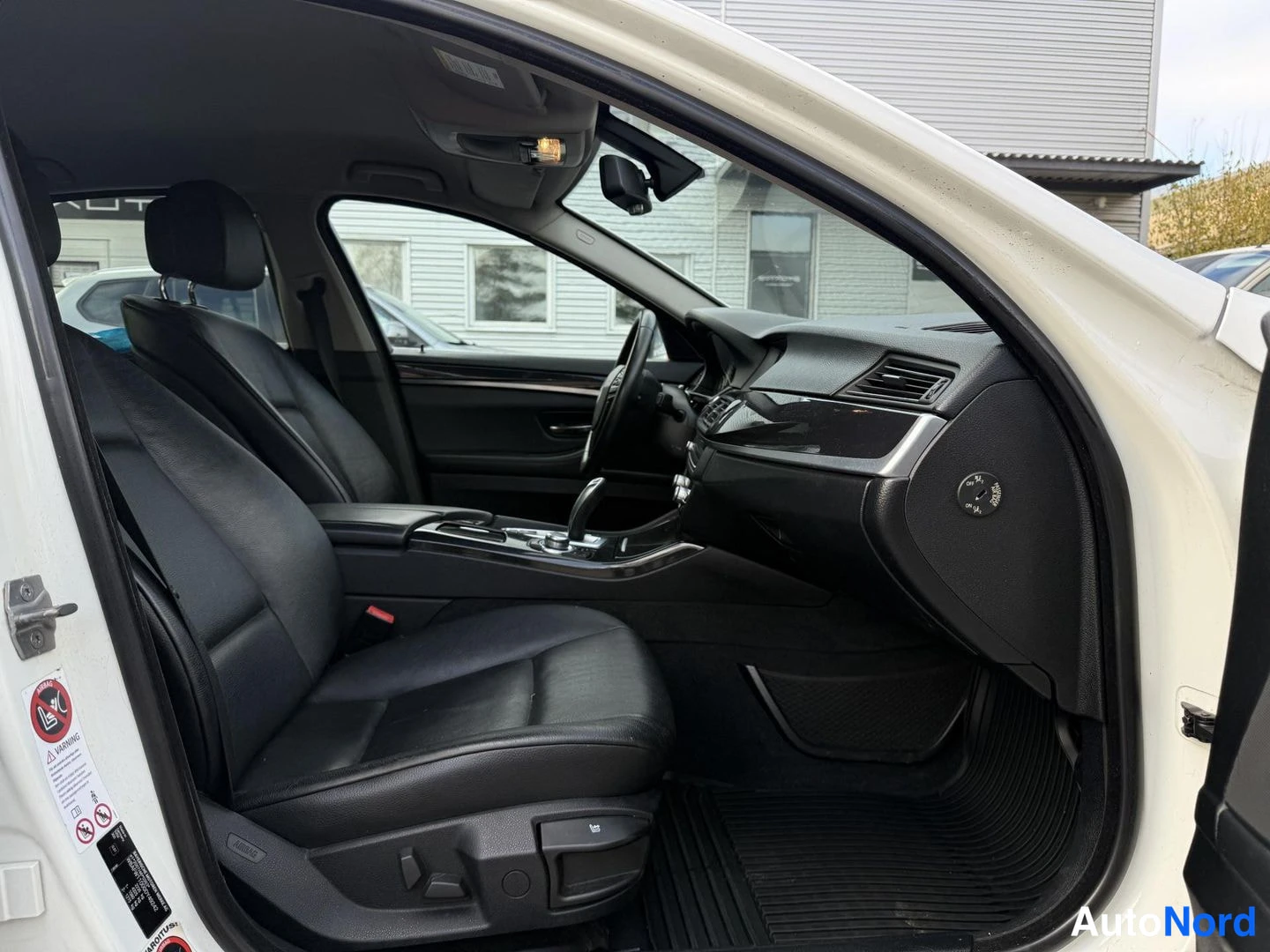Valkoinen BMW 520d 2012, etuistuimet, kuva 11