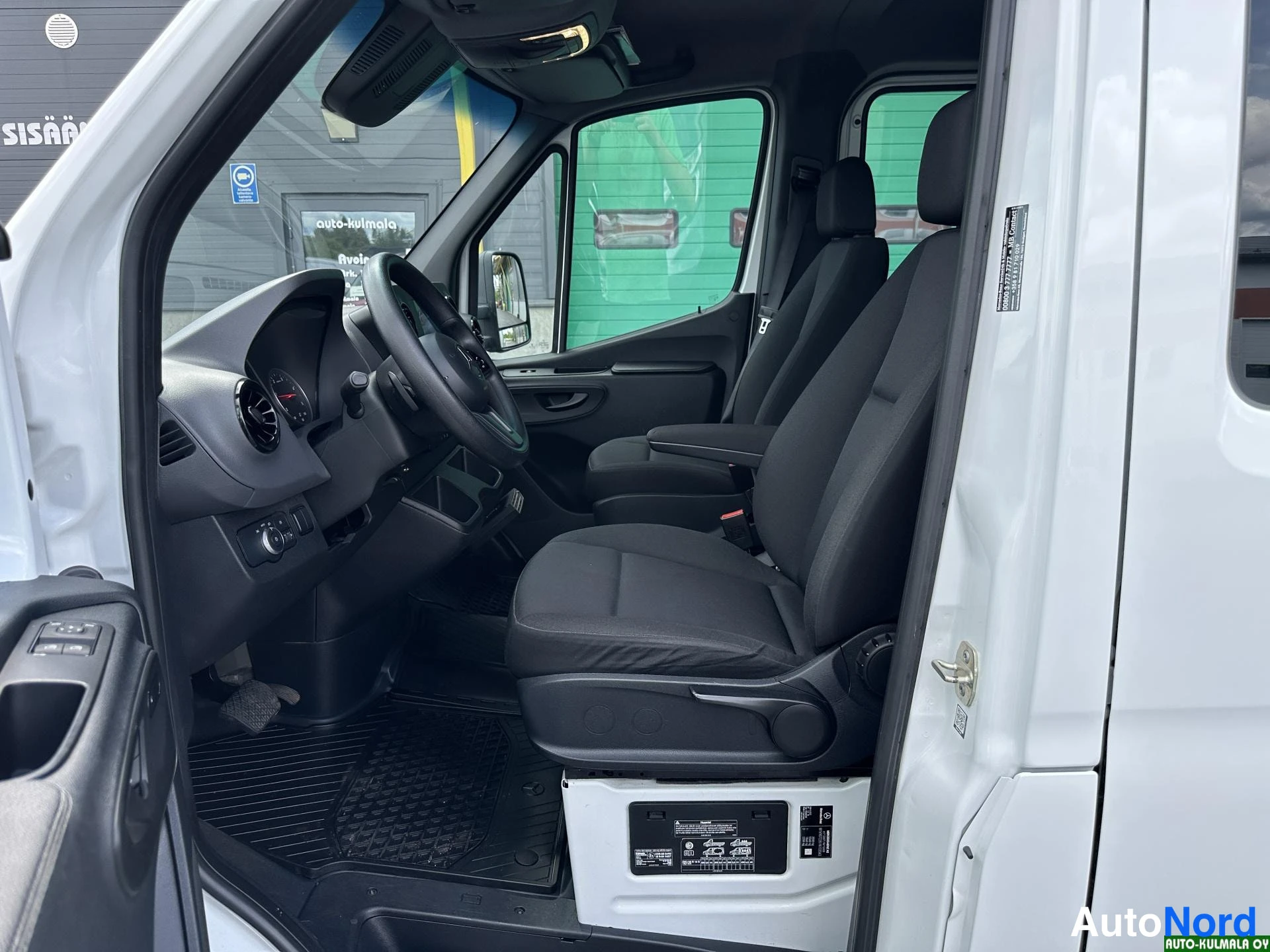 Valkoinen Mercedes-Benz Sprinter 316 CDI 2020, etuistuimet, kuva 26
