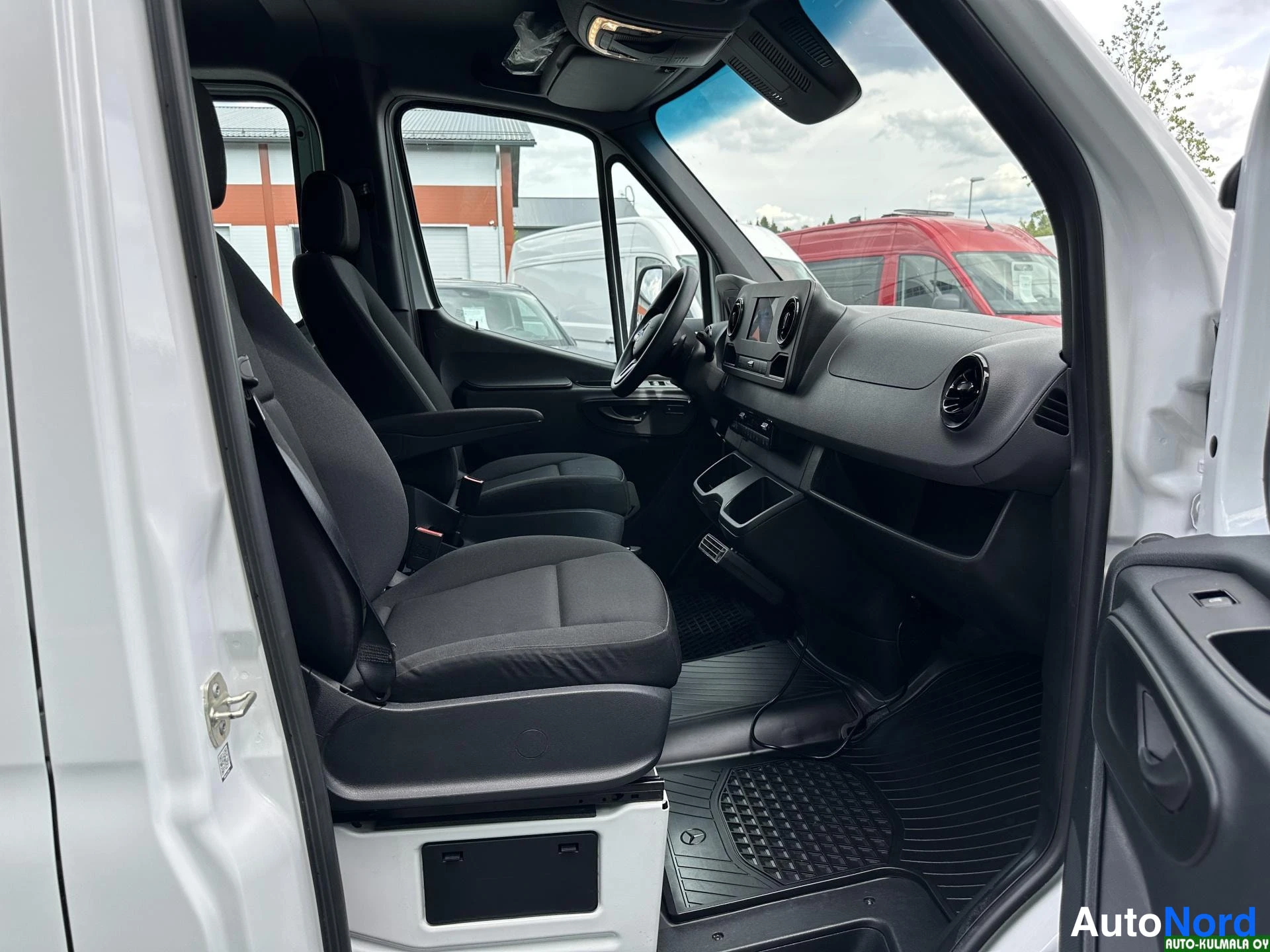 Valkoinen Mercedes-Benz Sprinter 316 CDI 2020, etuistuimet, kuva 27