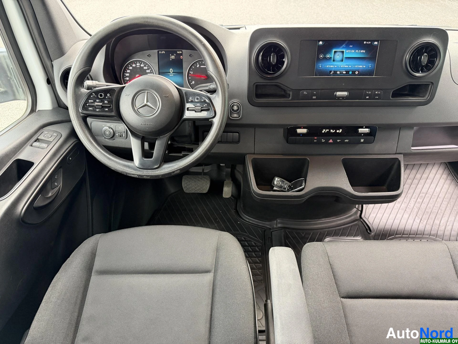Valkoinen Mercedes-Benz Sprinter 316 CDI 2020, ohjaamo, kuva 12