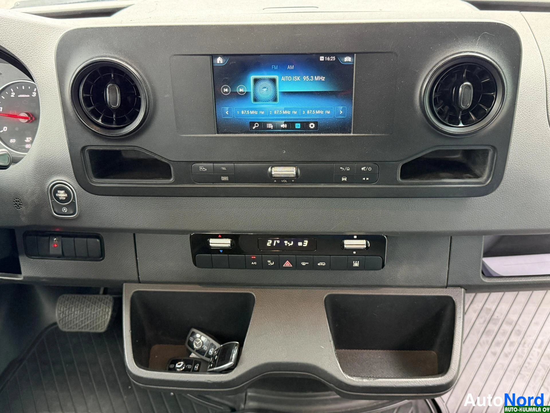 Valkoinen Mercedes-Benz Sprinter 316 CDI 2020, ohjaamo, kuva 13