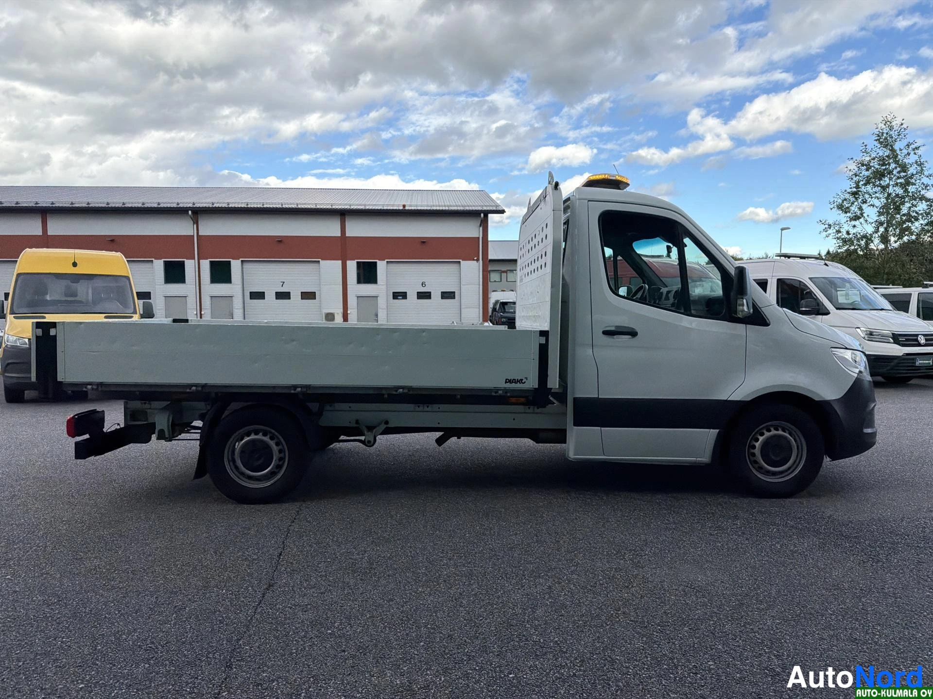Valkoinen Mercedes-Benz Sprinter 316 CDI 2020, etuviisto, keula oikealle, kuva 5