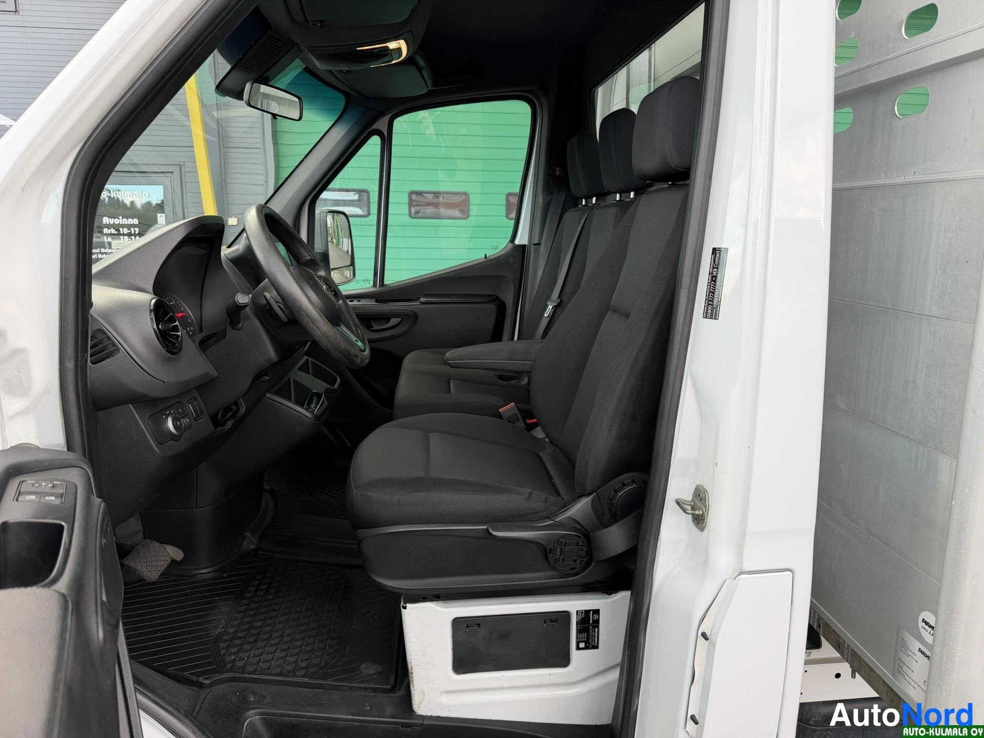 Valkoinen Mercedes-Benz Sprinter 316 CDI 2020, etuistuimet, kuva 14