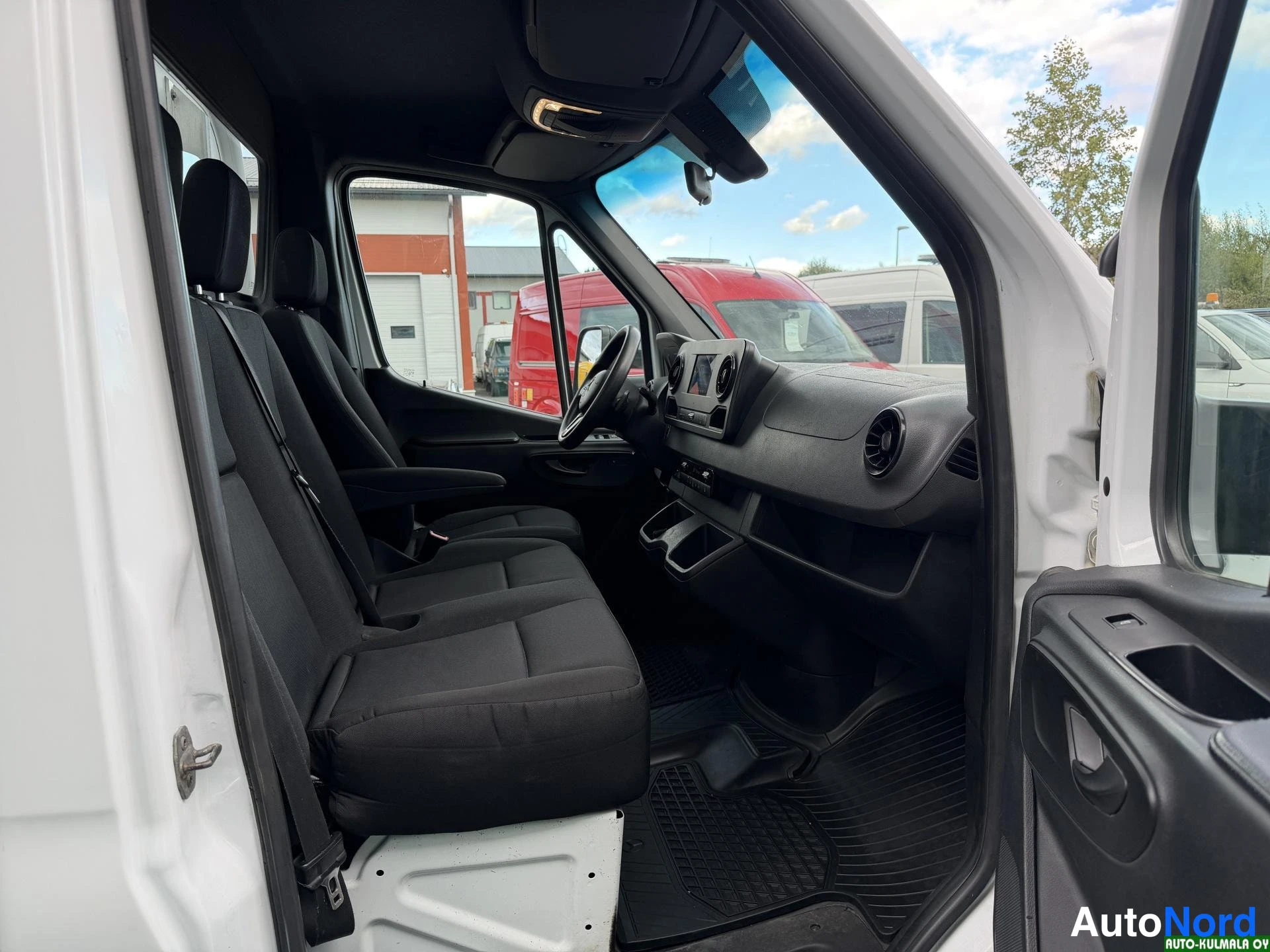 Valkoinen Mercedes-Benz Sprinter 316 CDI 2020, etuistuimet, kuva 15