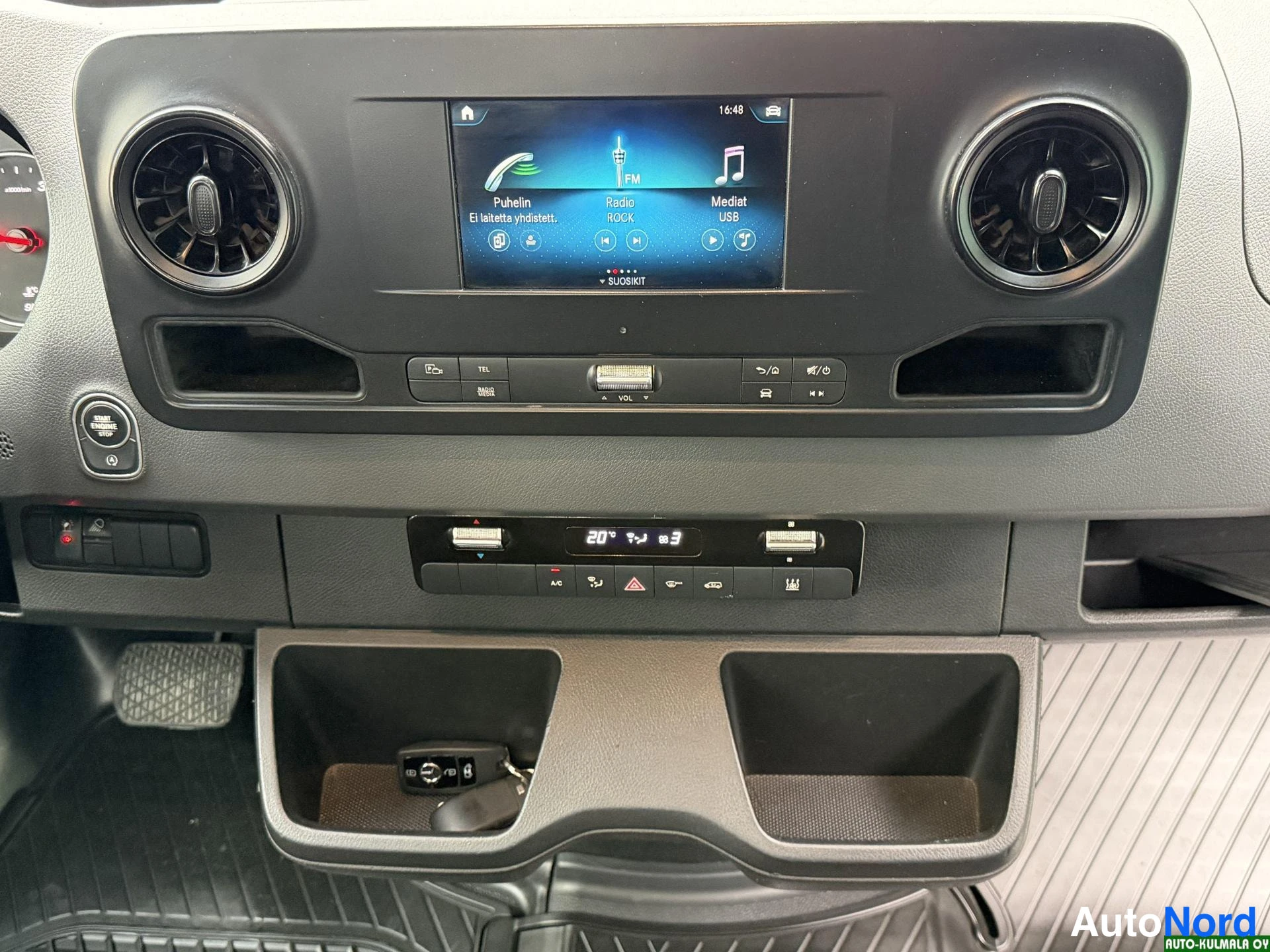 Valkoinen Mercedes-Benz Sprinter 316 CDI 2019, ohjaamo, kuva 15