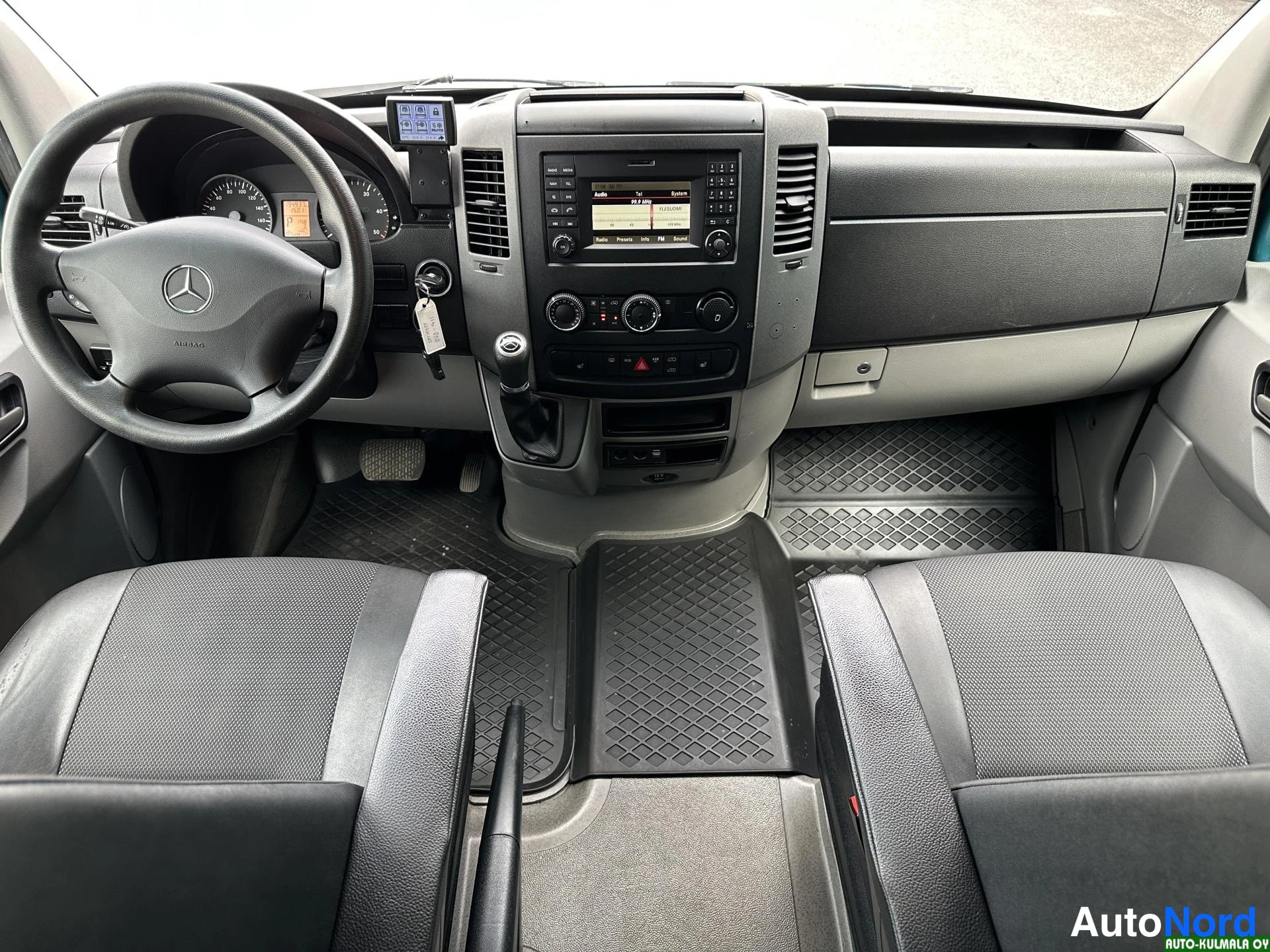 Vihreä Mercedes-Benz Sprinter 316 CDI 2017, ohjaamo, kuva 12