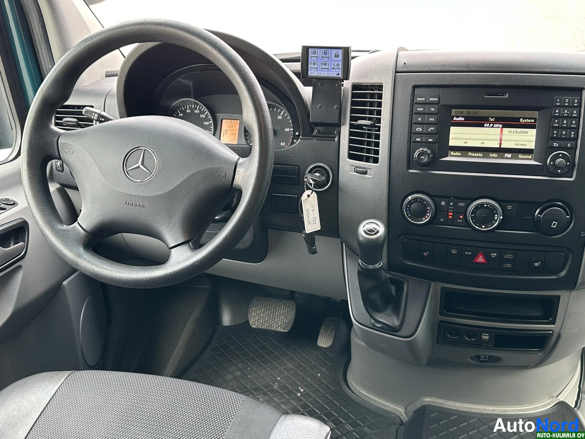 Vihreä Mercedes-Benz Sprinter 316 CDI 2017, ohjaamo, kuva 10