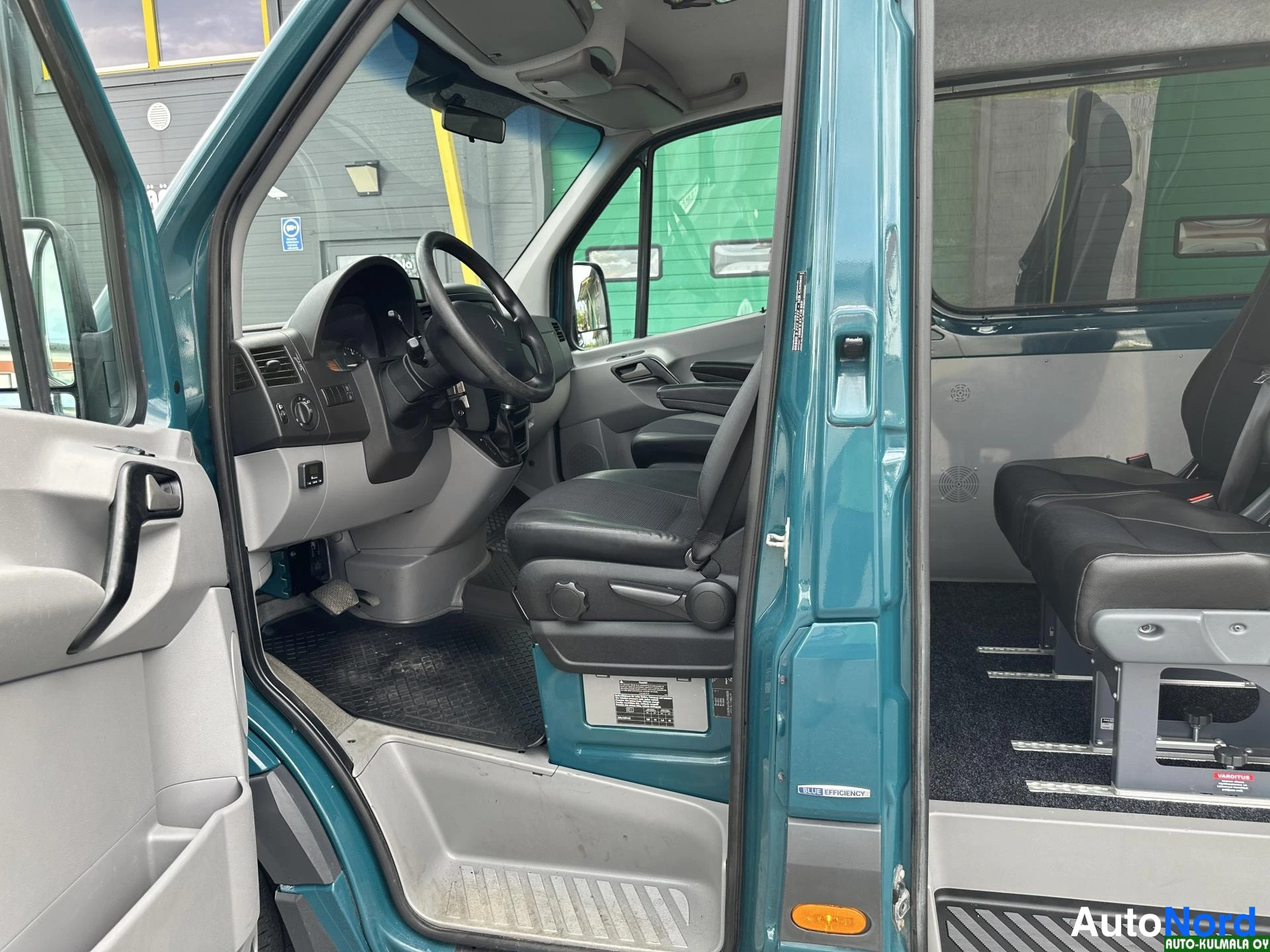 Vihreä Mercedes-Benz Sprinter 316 CDI 2017, ohjaamo, kuva 11