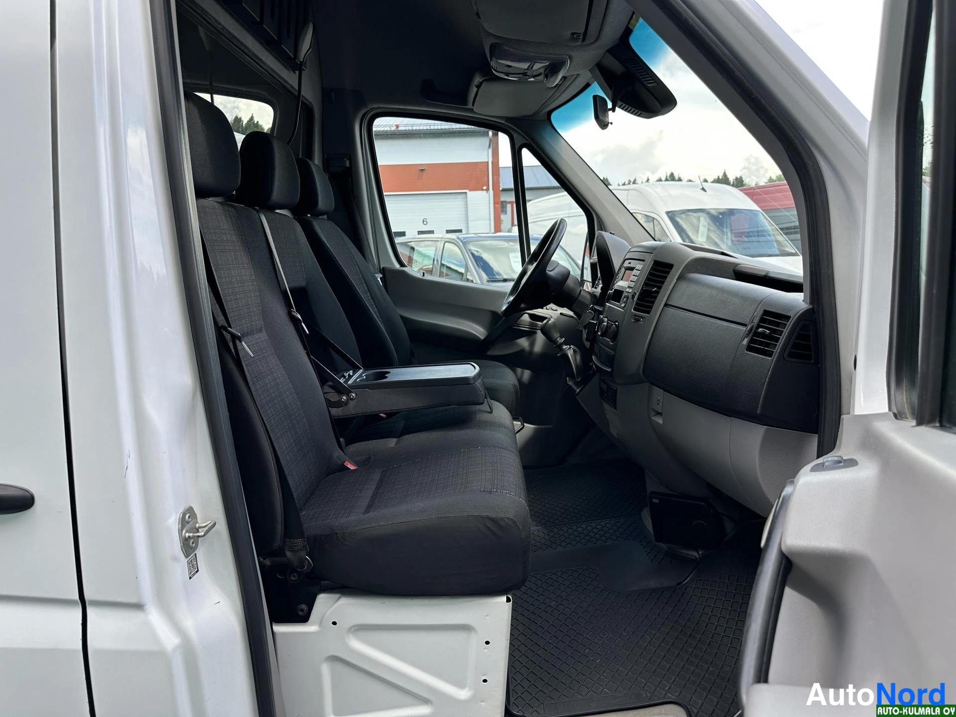 Valkoinen Mercedes-Benz Sprinter 519 CDI 2017, etuistuimet, kuva 16
