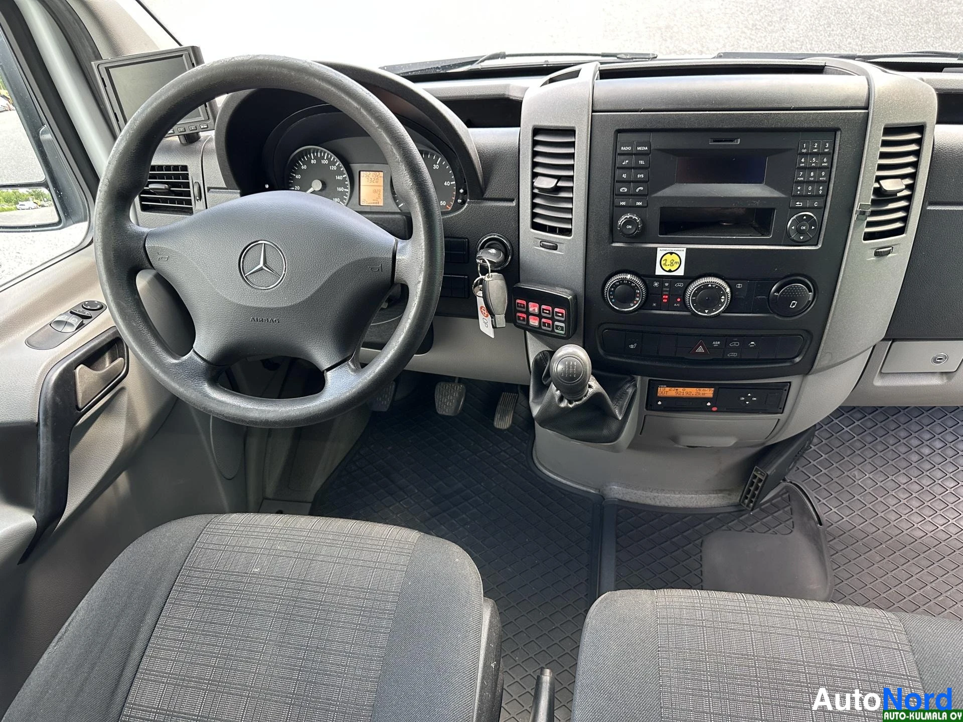 Valkoinen Mercedes-Benz Sprinter 519 CDI 2017, ohjaamo, kuva 14