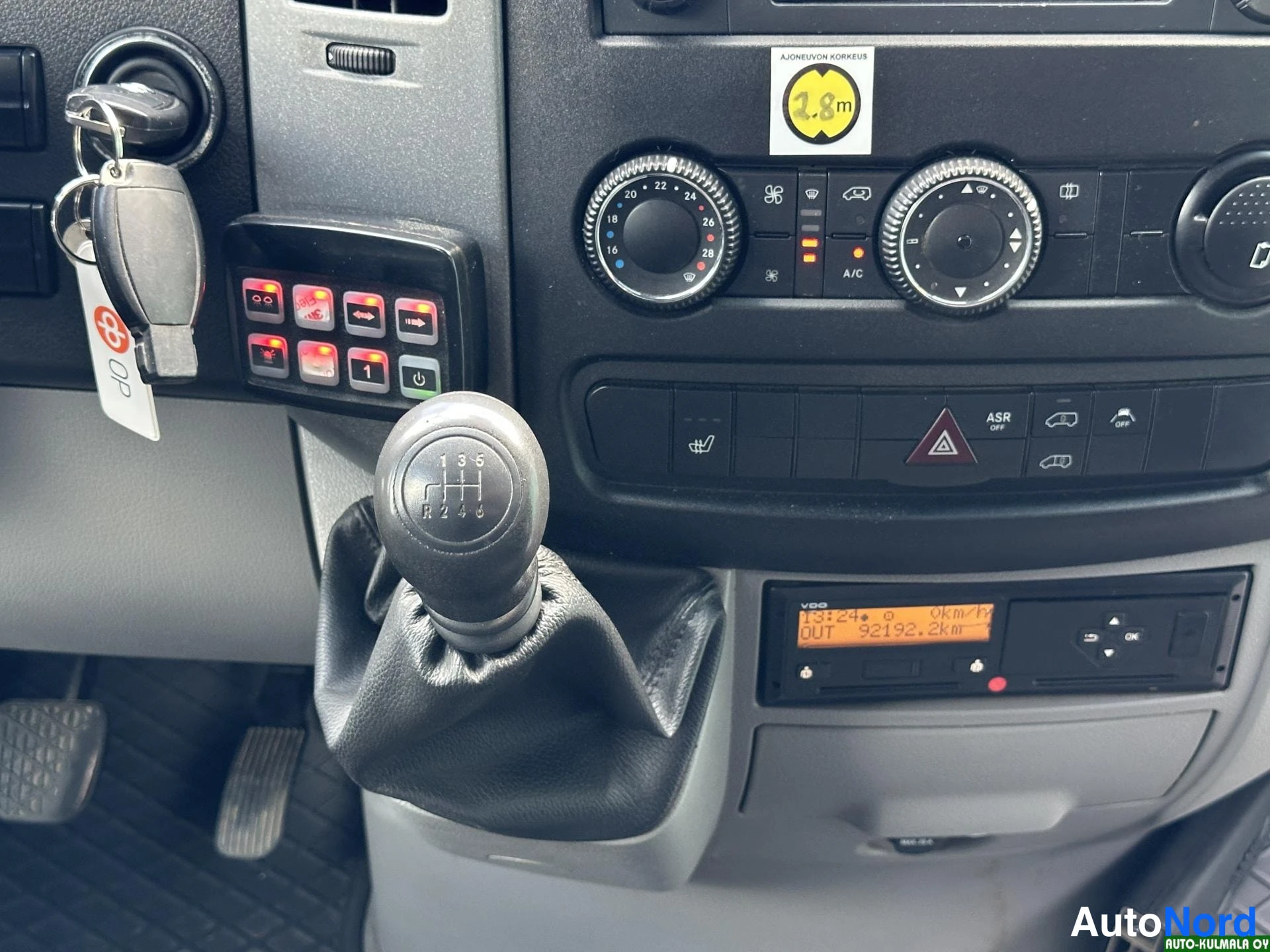Valkoinen Mercedes-Benz Sprinter 519 CDI 2017, yksityiskohta, kuva 19