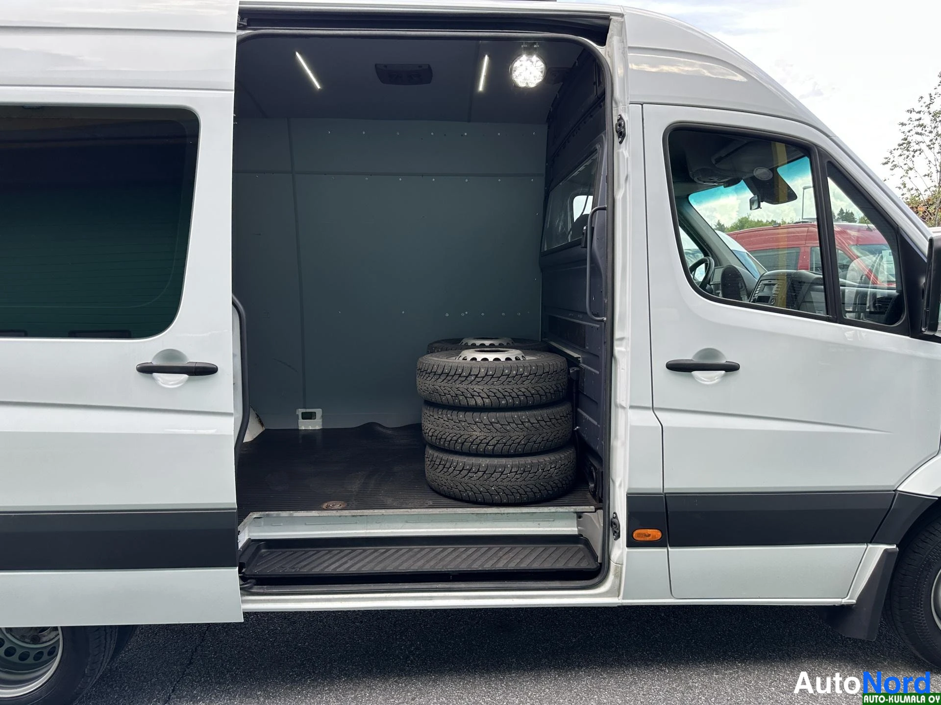 Valkoinen Mercedes-Benz Sprinter 519 CDI 2017, sivulta, kuva 7