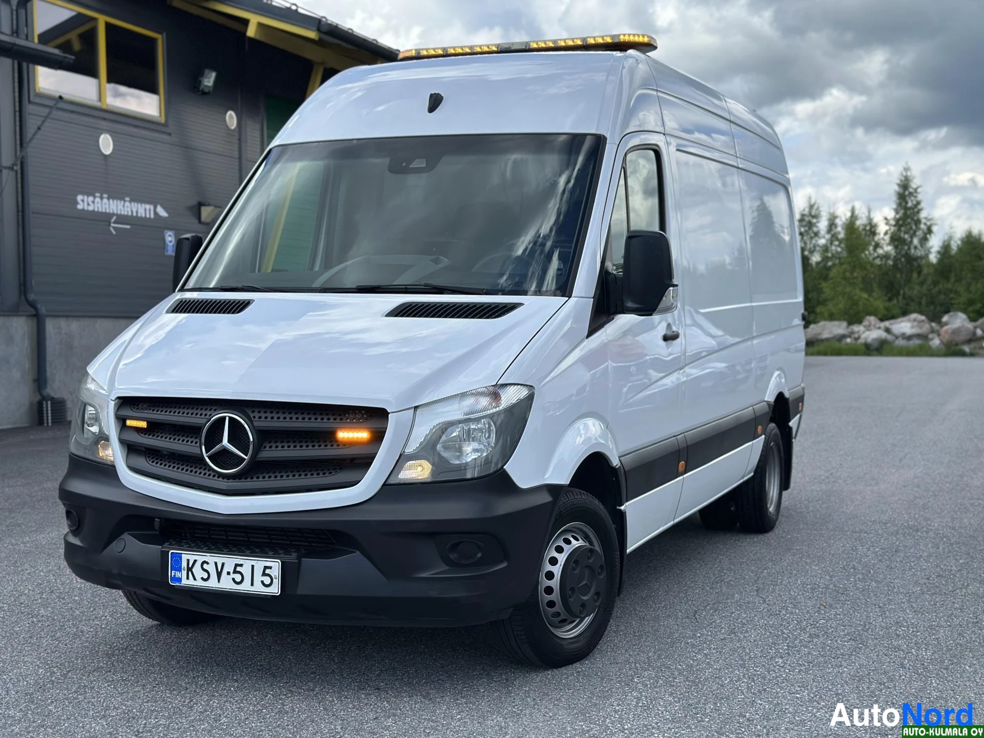 Valkoinen Mercedes-Benz Sprinter 519 CDI 2017, etuviisto, keula vasemmalle, kuva 2
