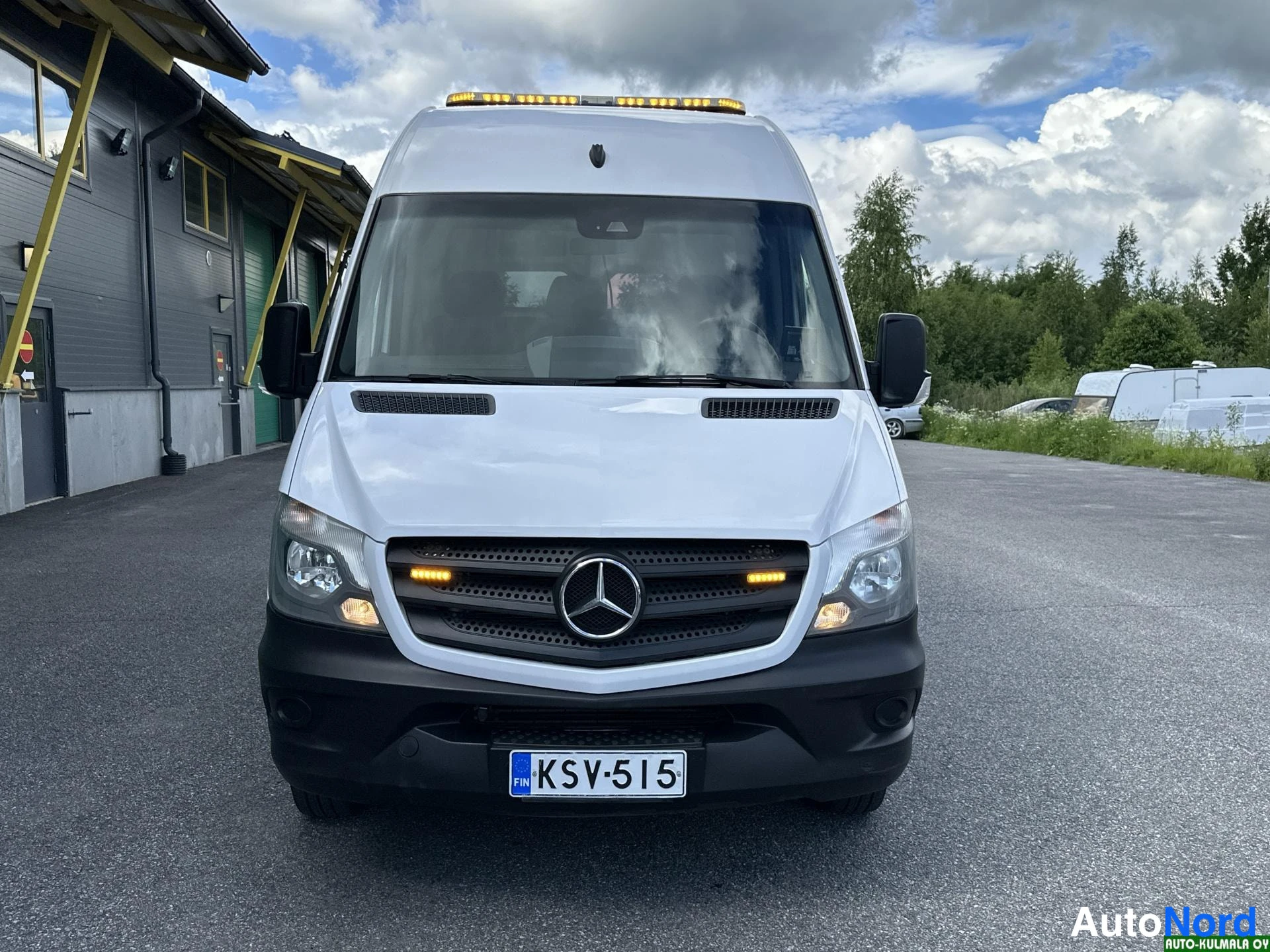 Valkoinen Mercedes-Benz Sprinter 519 CDI 2017, edestä, kuva 4