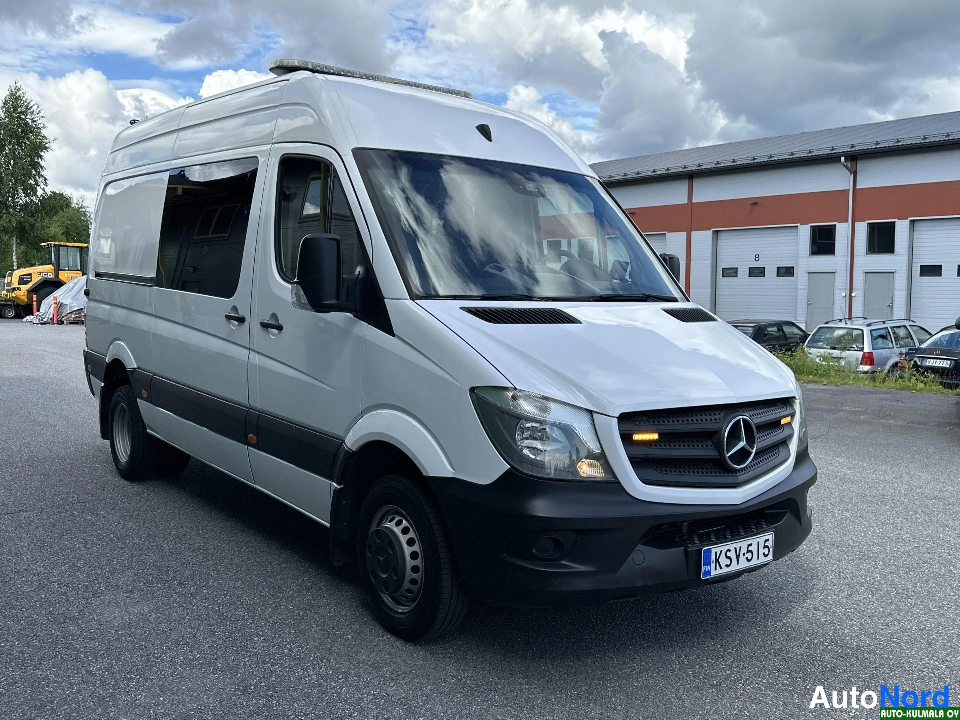 Valkoinen Mercedes-Benz Sprinter 519 CDI 2017, etuviisto, keula oikealle, kuva 3