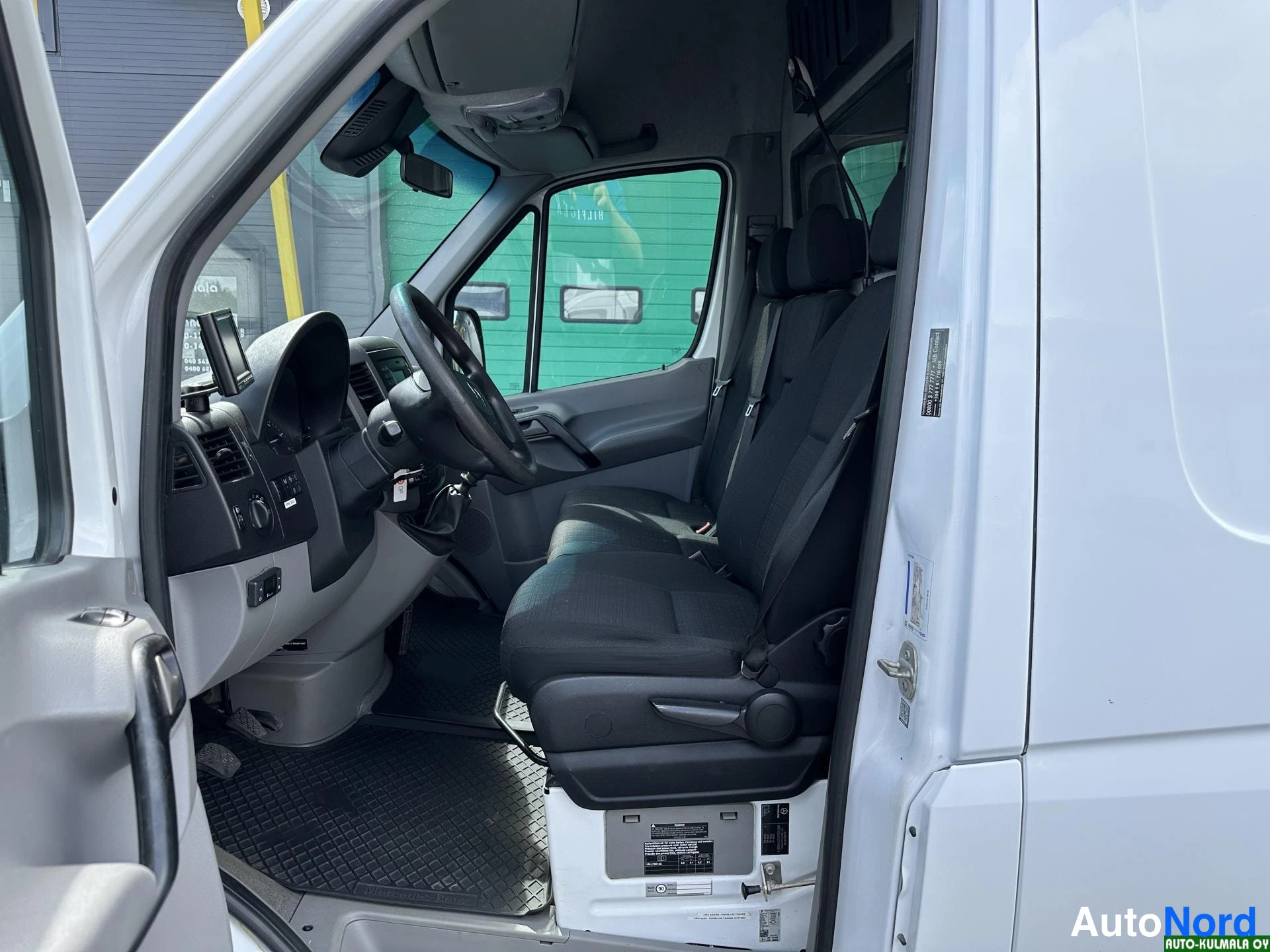 Valkoinen Mercedes-Benz Sprinter 519 CDI 2017, ohjaamo, kuva 13