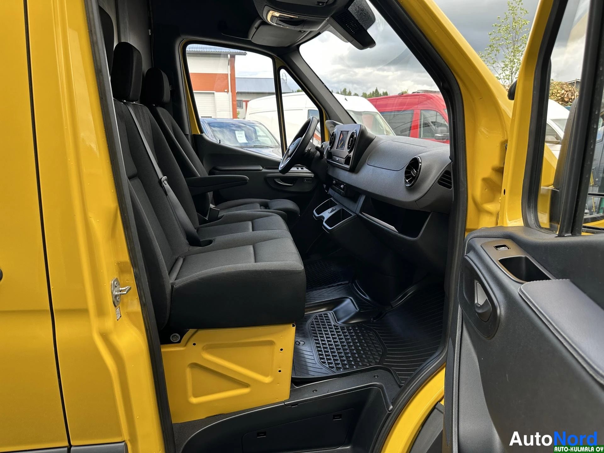 Keltainen Mercedes-Benz Sprinter 316 CDI 2019, ohjaamo, kuva 12