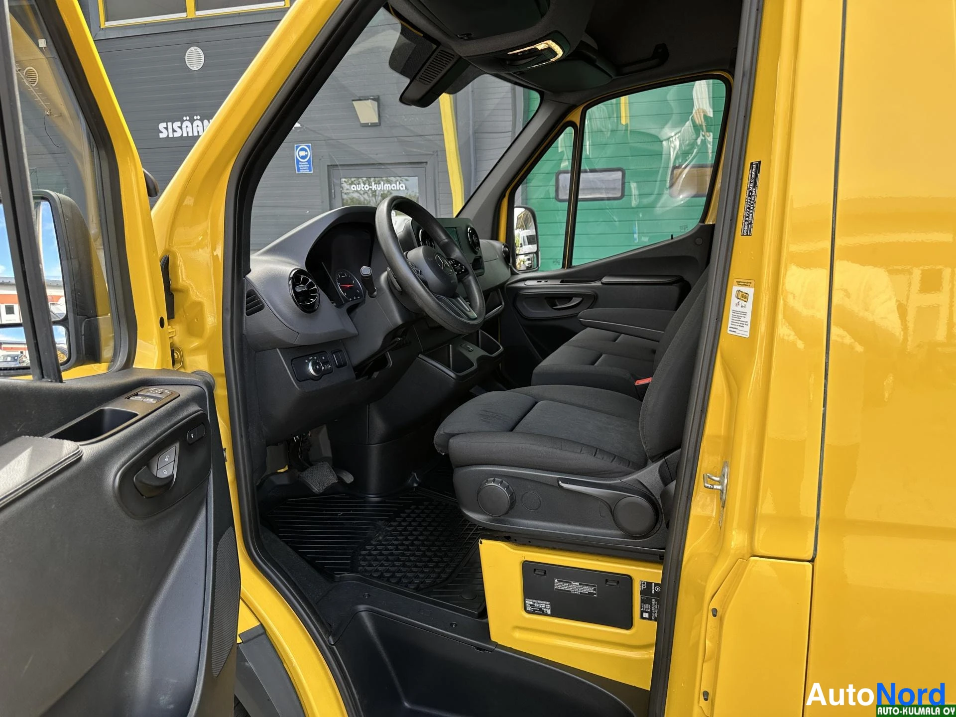 Keltainen Mercedes-Benz Sprinter 316 CDI 2019, ohjaamo, kuva 11