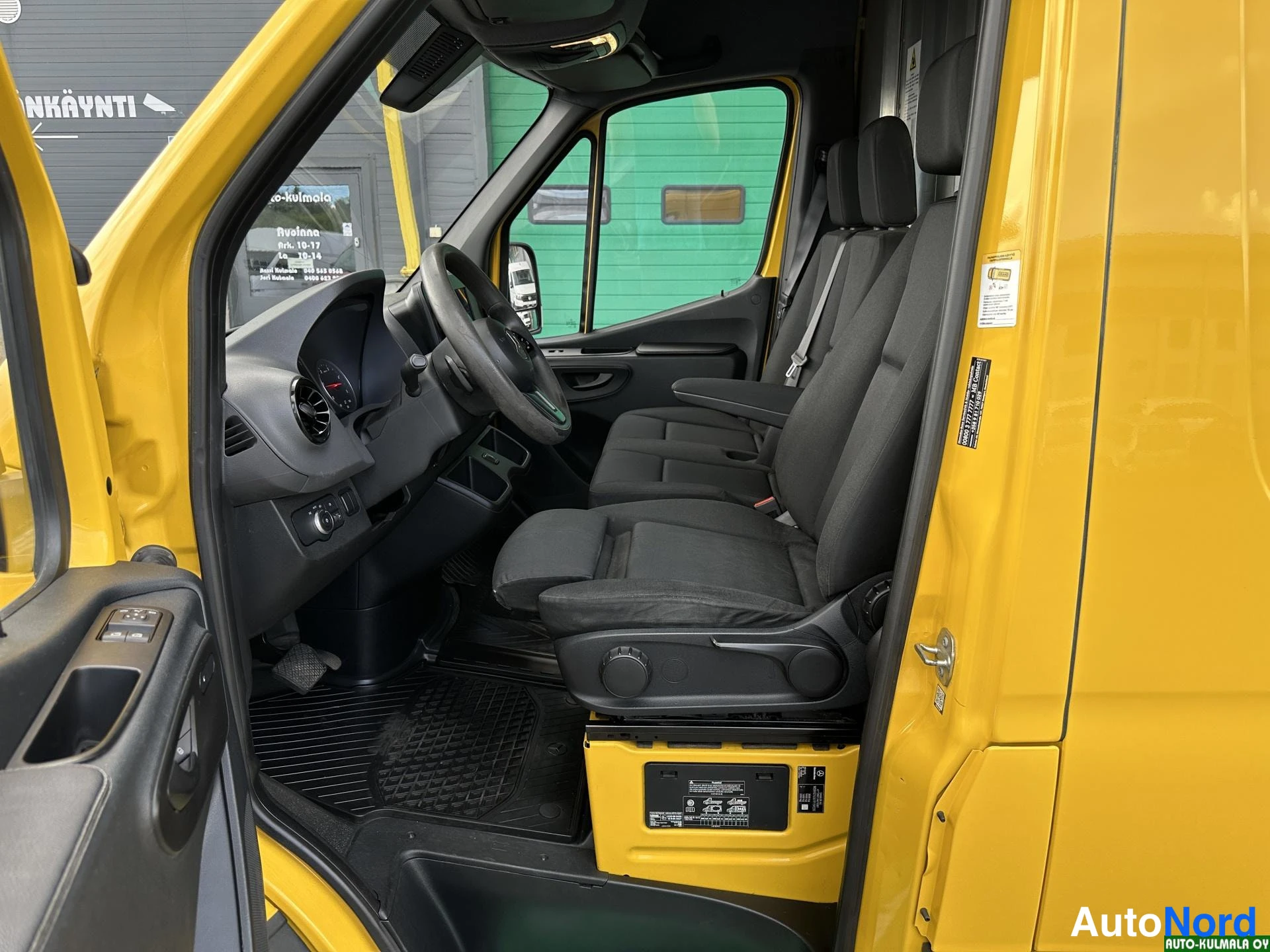 Keltainen Mercedes-Benz Sprinter 316 CDI 2019, etuistuimet, kuva 15