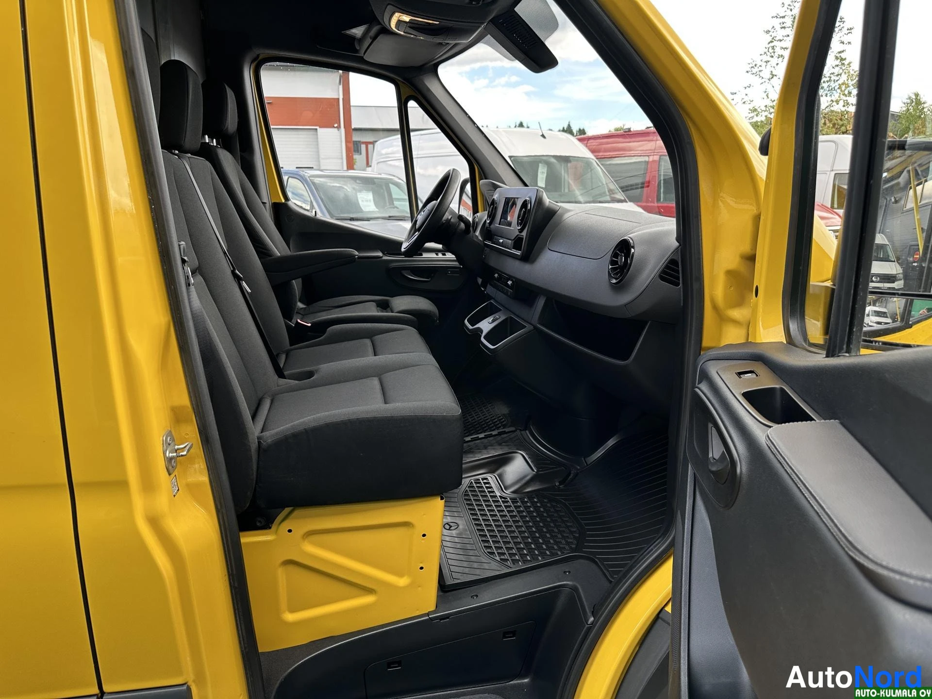 Keltainen Mercedes-Benz Sprinter 316 CDI 2019, etuistuimet, kuva 16