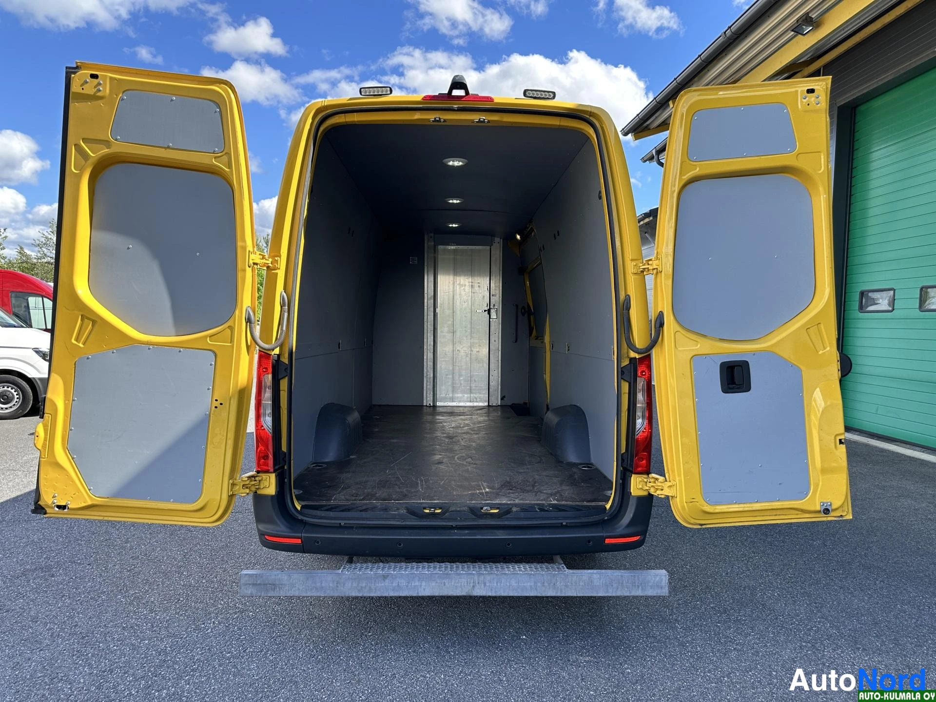 Keltainen Mercedes-Benz Sprinter 316 CDI 2019, takaa, kuva 11