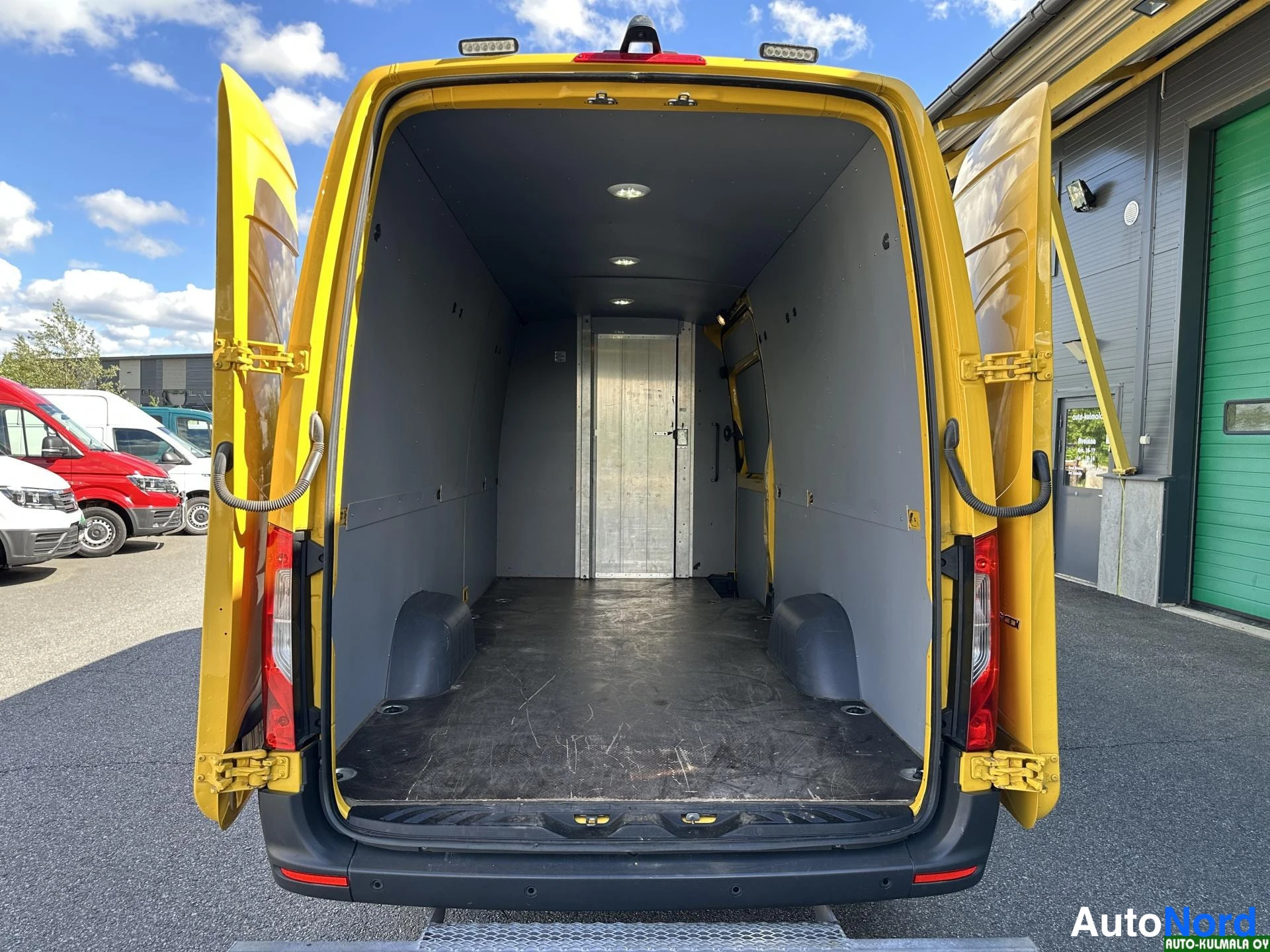 Keltainen Mercedes-Benz Sprinter 316 CDI 2019, takaa, kuva 12