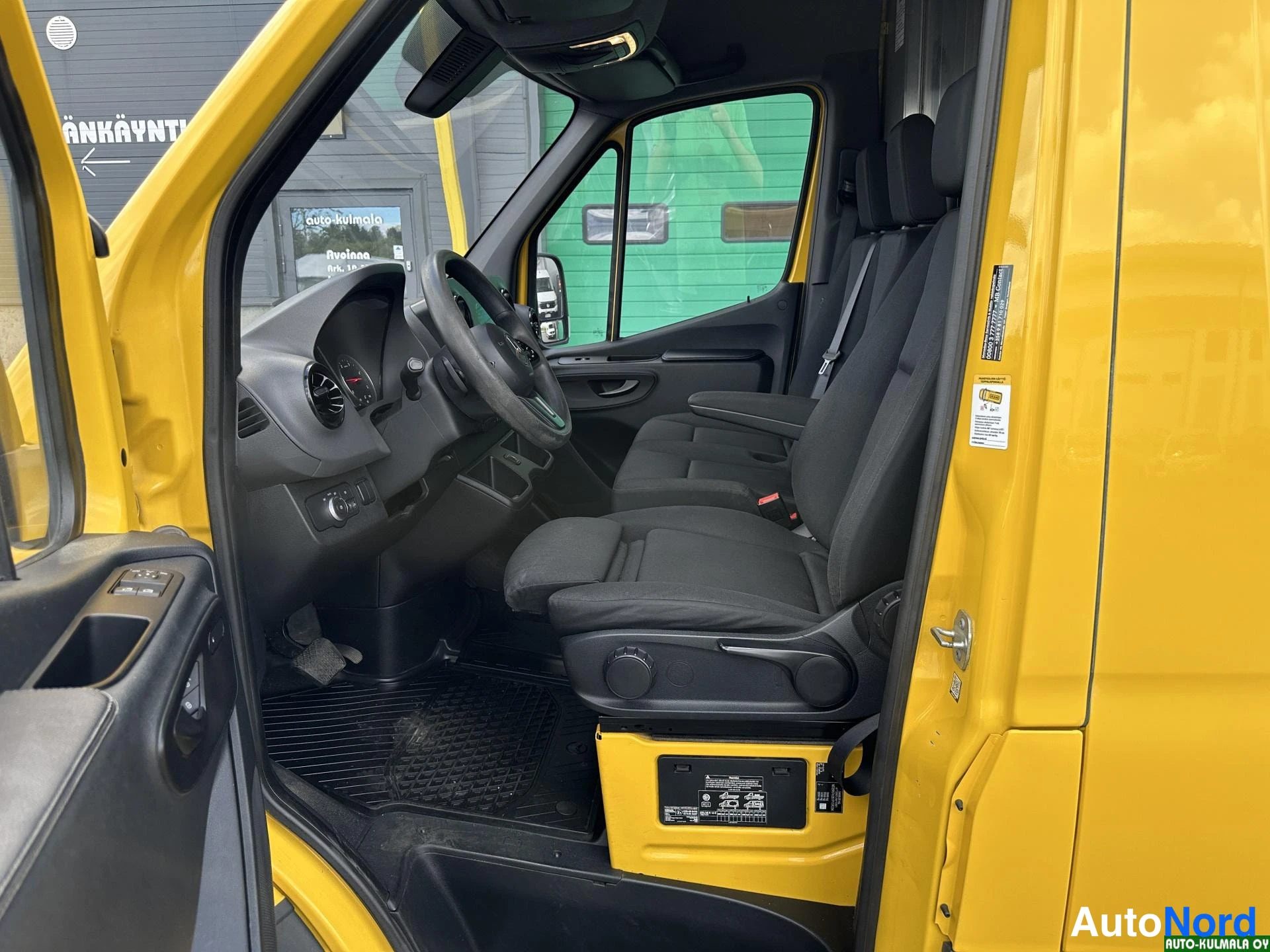 Keltainen Mercedes-Benz Sprinter 316 CDI 2019, ohjaamo, kuva 13