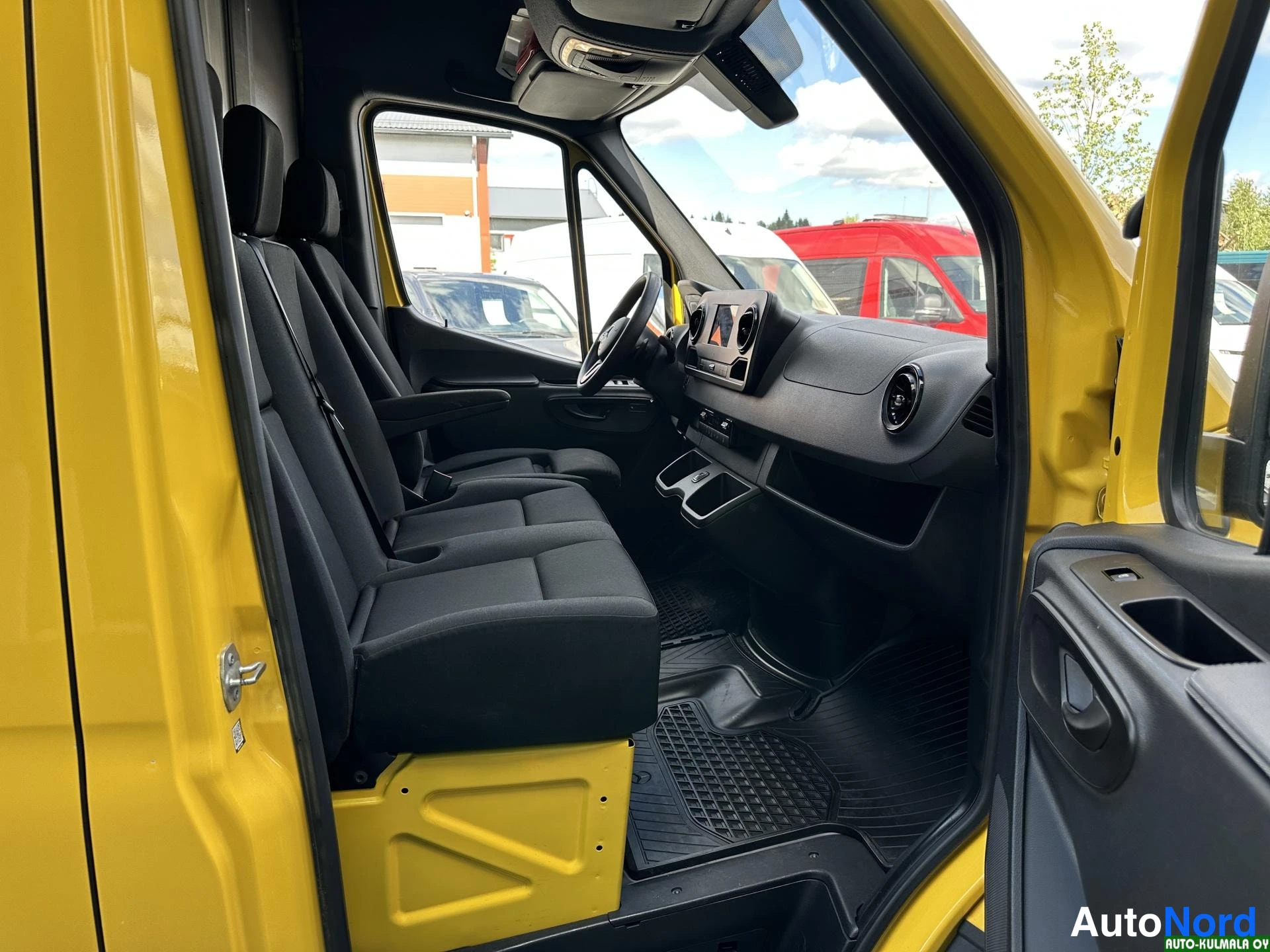 Keltainen Mercedes-Benz Sprinter 316 CDI 2019, ohjaamo, kuva 14