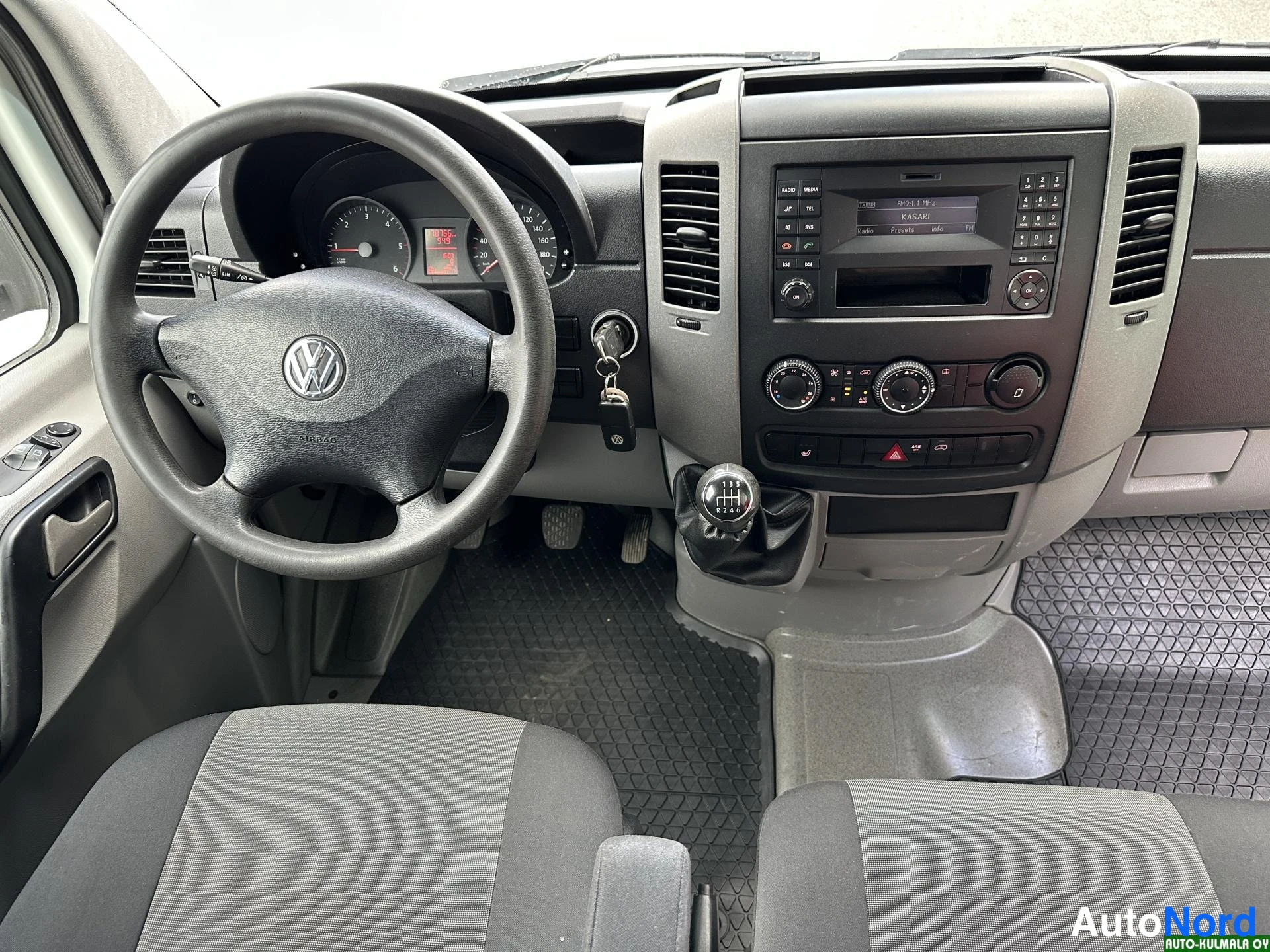 Valkoinen Volkswagen Crafter 2015, ohjaamo, kuva 21