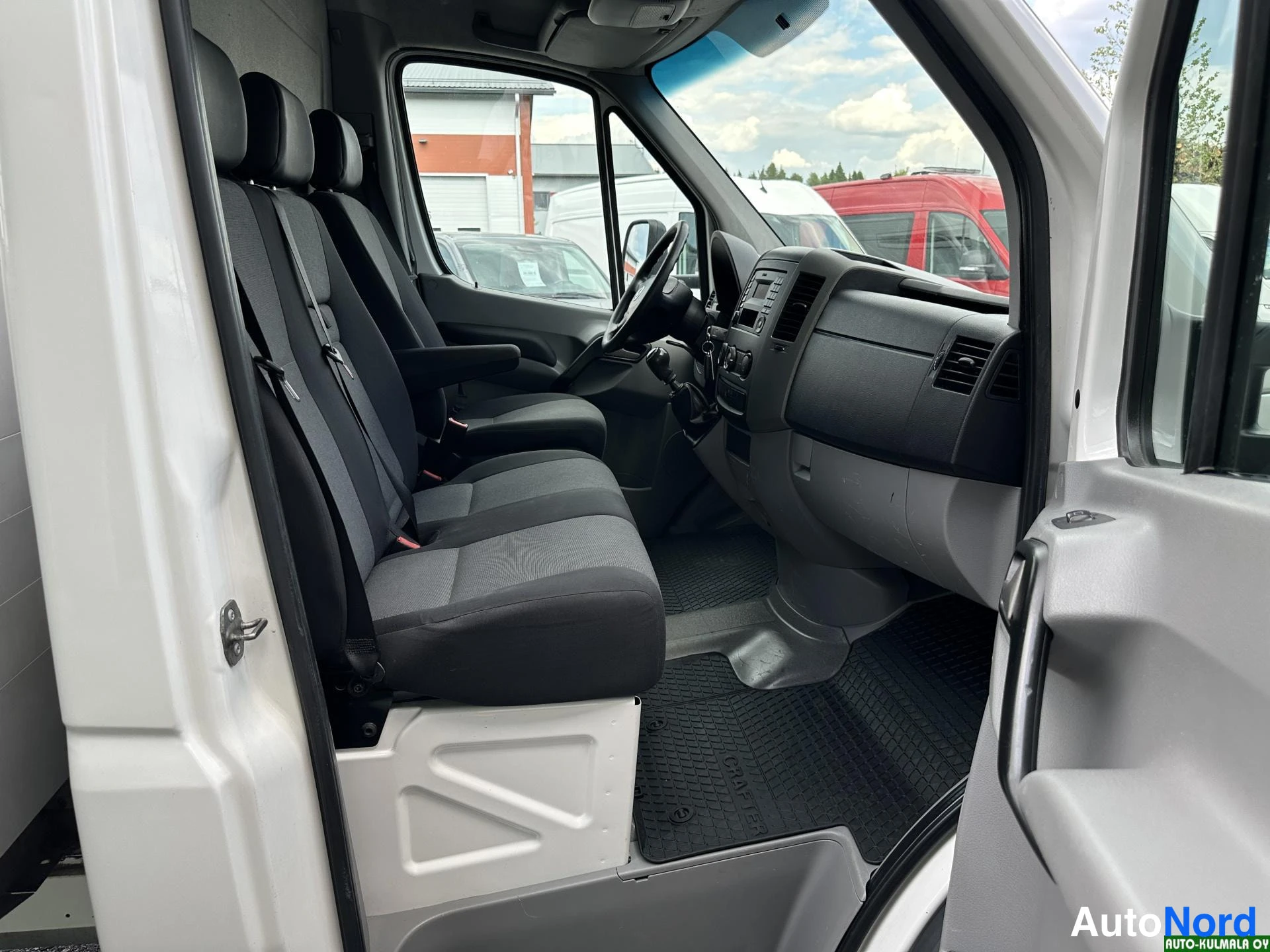 Valkoinen Volkswagen Crafter 2015, etuistuimet, kuva 24