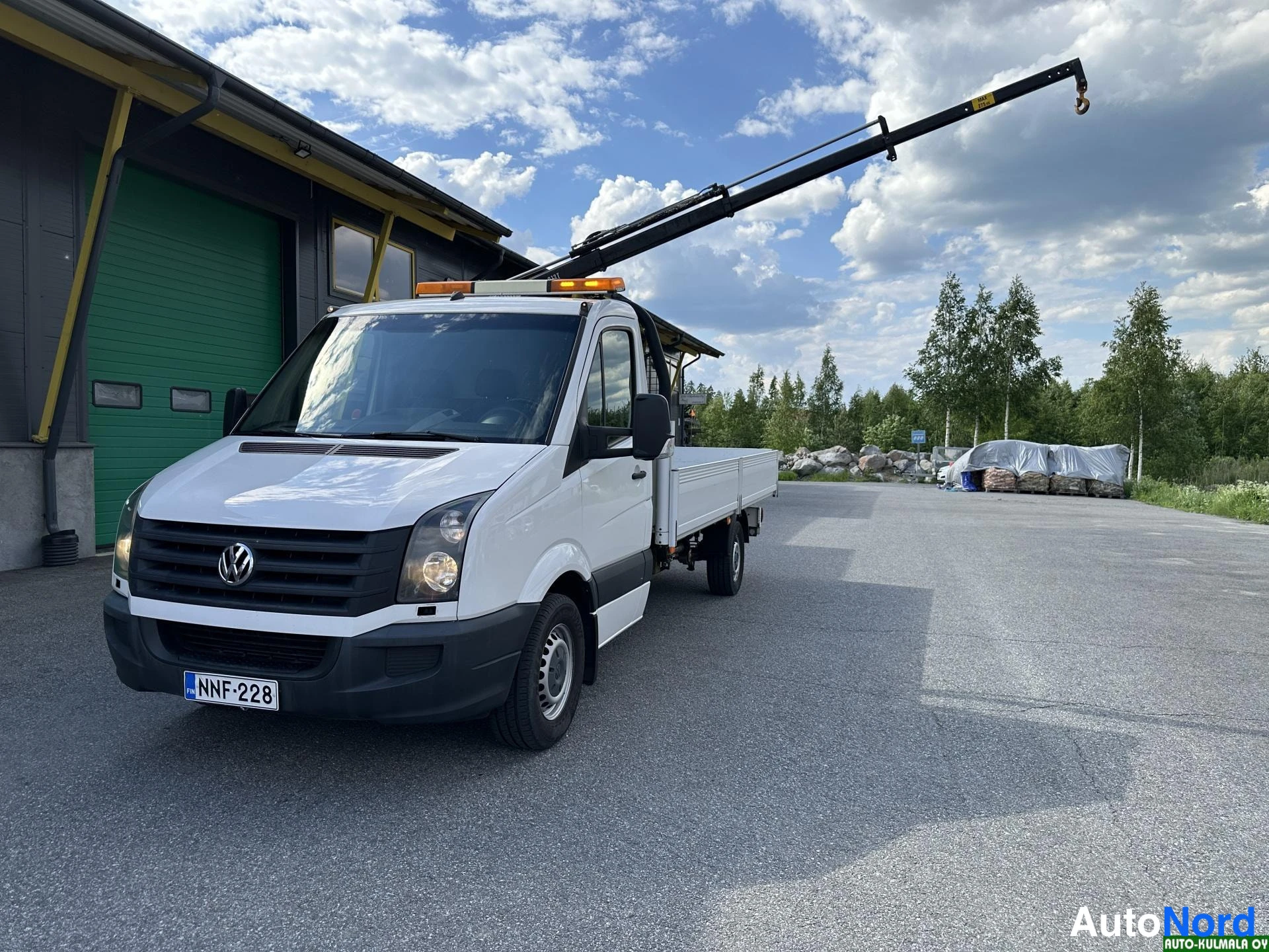 Valkoinen Volkswagen Crafter 2015, etuviisto, keula vasemmalle, kuva 2
