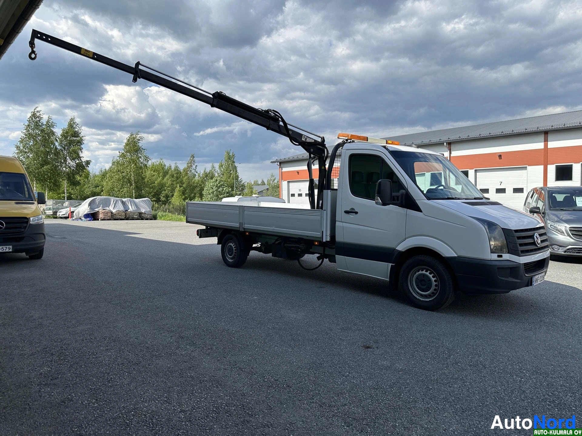 Valkoinen Volkswagen Crafter 2015, etuviisto, keula oikealle, kuva 6