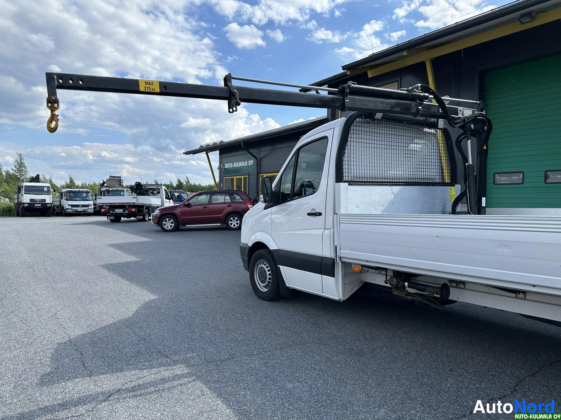 Valkoinen Volkswagen Crafter 2015, etuviisto, keula vasemmalle, kuva 3