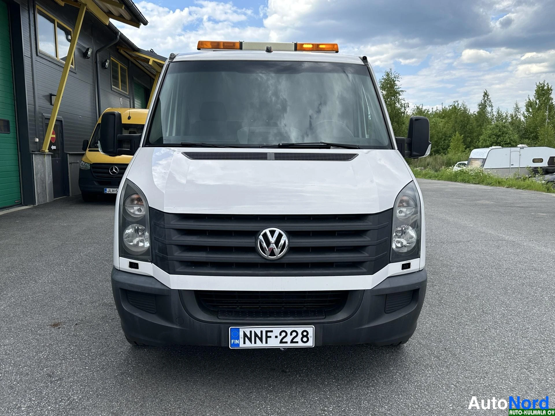 Valkoinen Volkswagen Crafter 2015, edestä, kuva 9